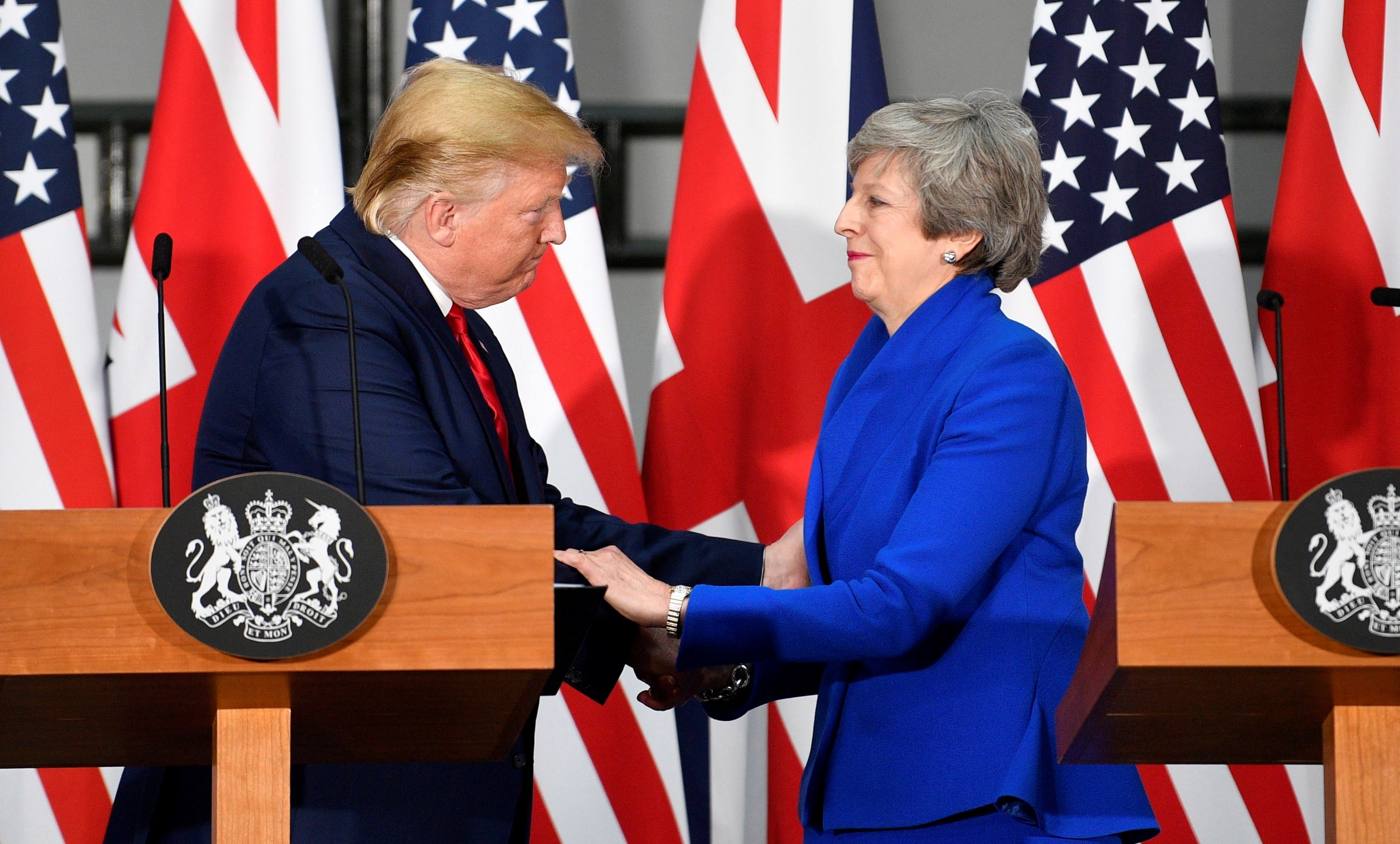 La primera ministra británica, Theresa May (dcha), junto al presidente de Estados Unidos, Donald Trump. / EFE
