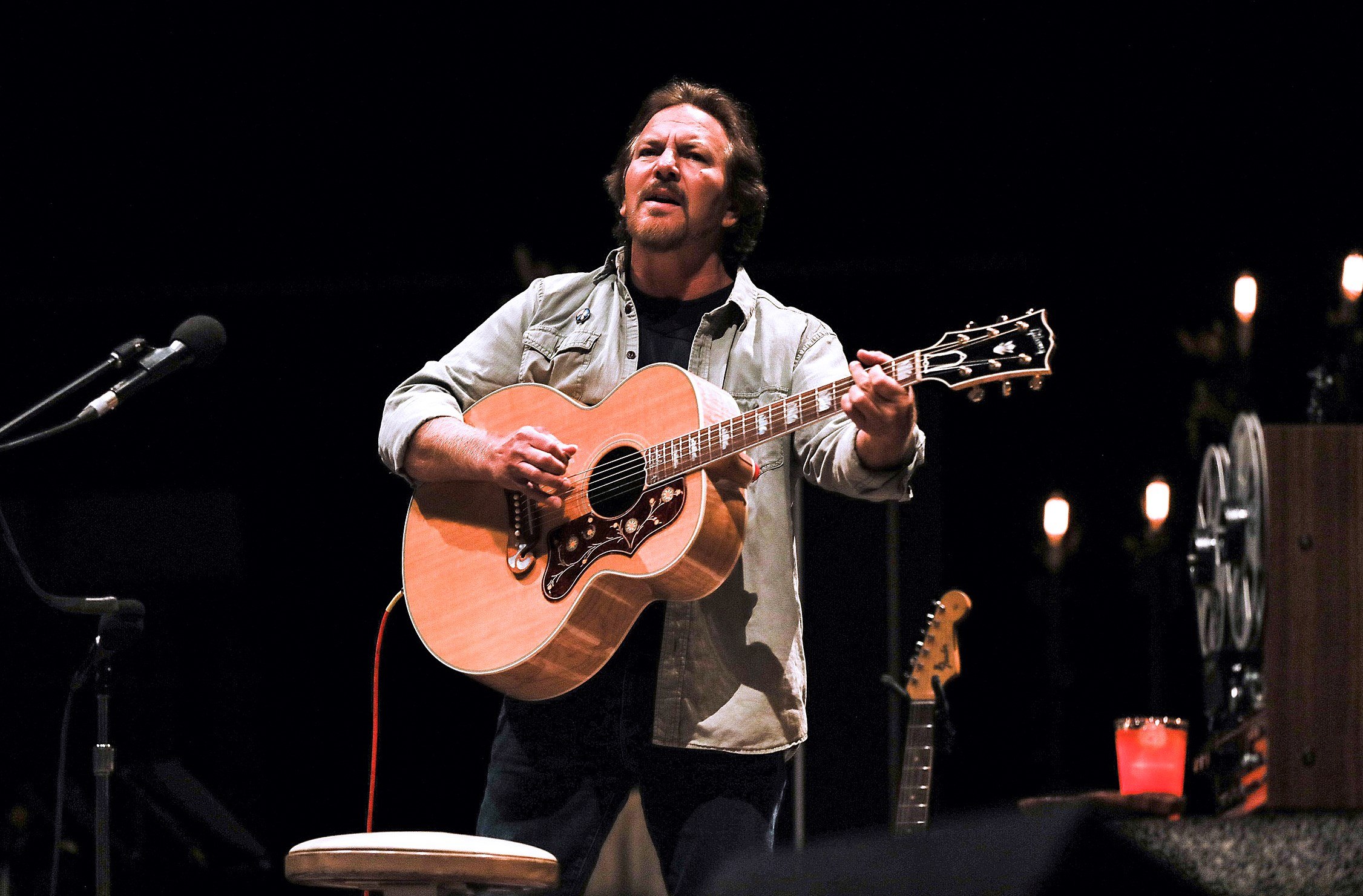 El músico estadounidense Eddie Vedder, durante el concierto ofrecido en el WiZink Center de Madrid. / EFE