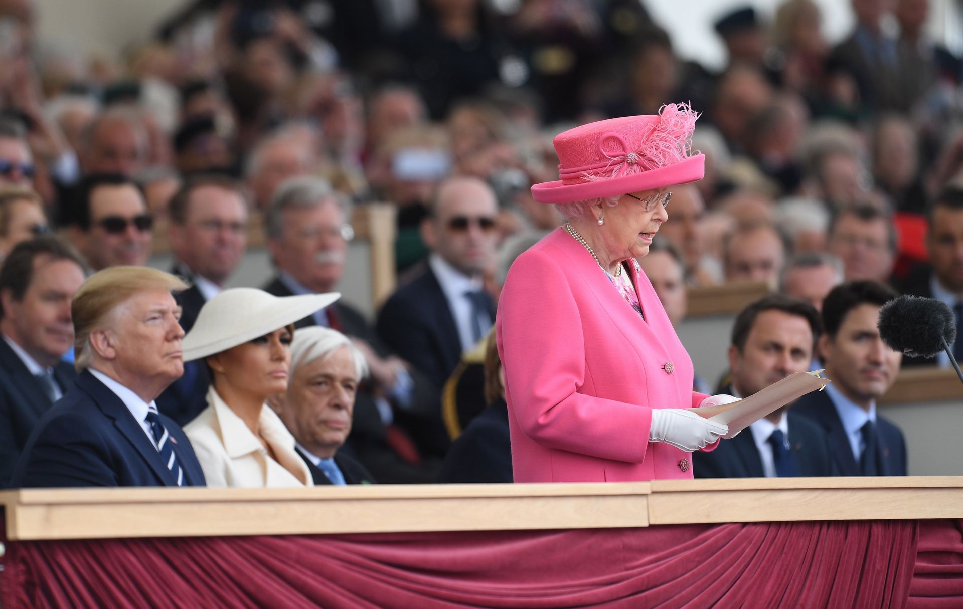 La reina Isabel II ofrece un discurso durante la ceremonia del 75 aniversario del desembarco de Normandía.