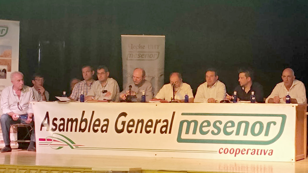 Imagen de la mesa presidencial de la cooperativa durante la asamblea celebrada el pasado fin de semana. / el adelantado