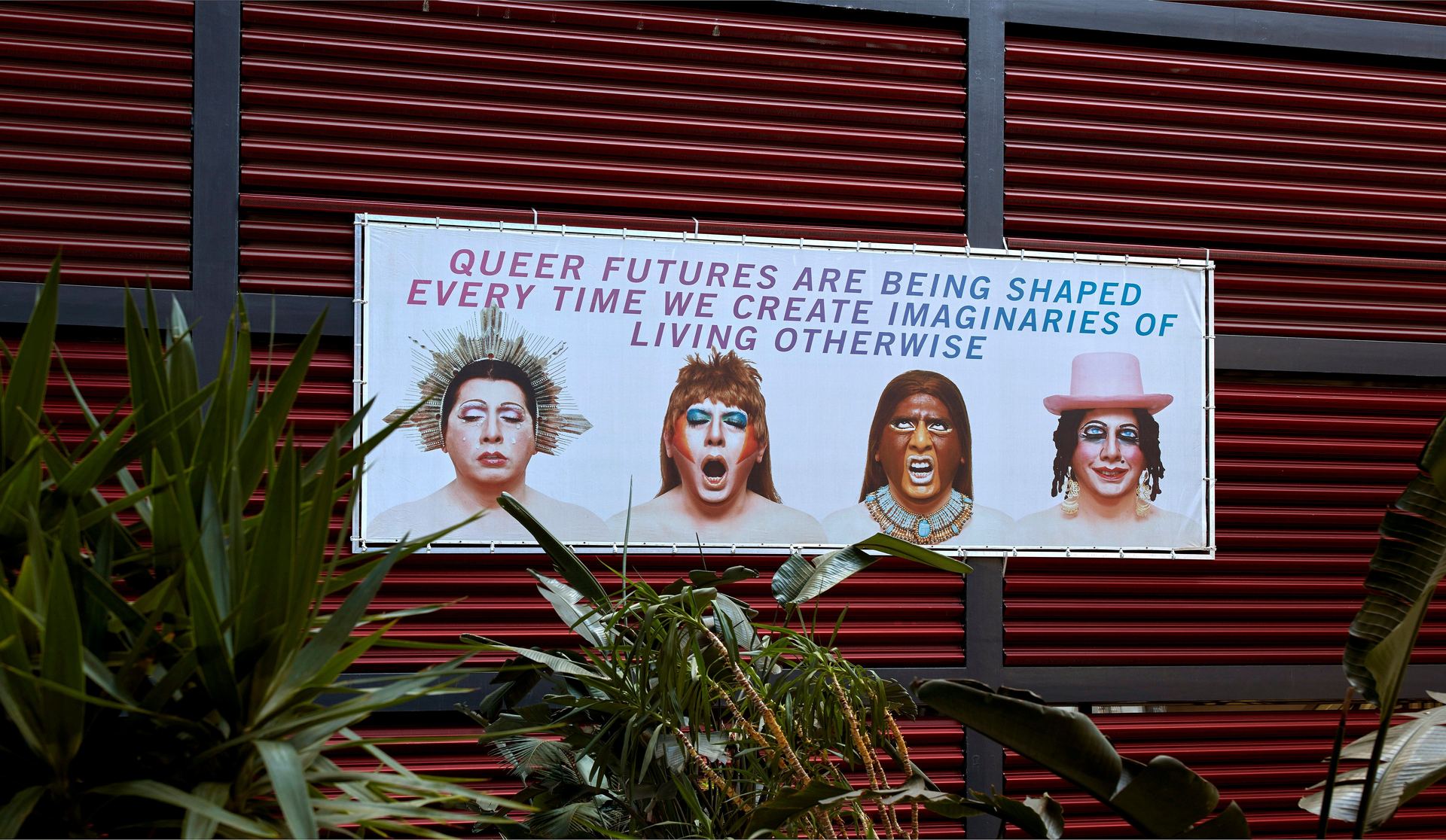 Pancarta desplegada en el Reina Sofía del artista Giuseppe Campuzando. / efe