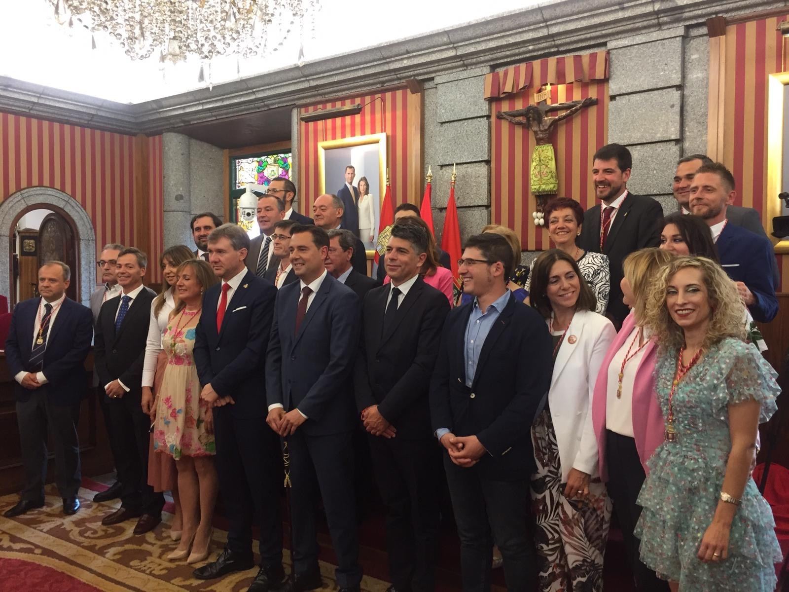 El socialista Daniel de la Rosa rodeado de los otros concejales socialistas. / europa press