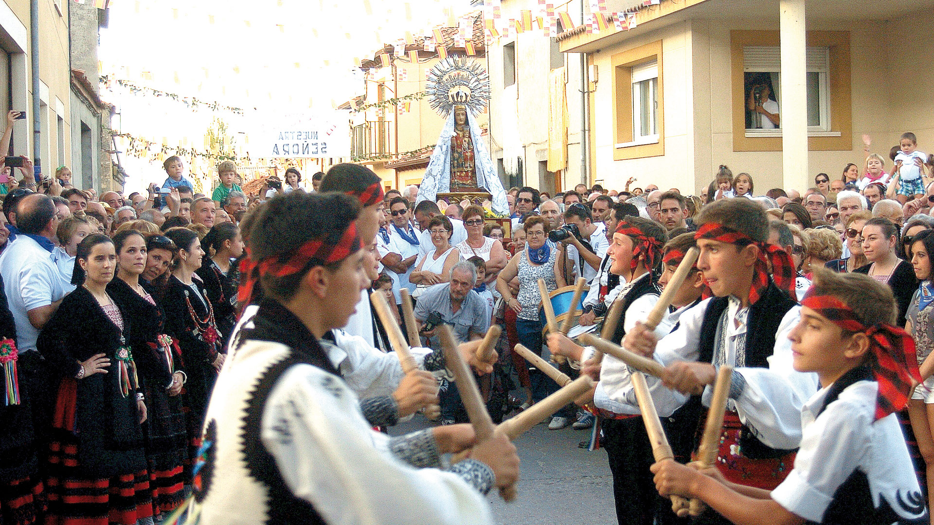 Danzantes ante la Virgen del Bustar, en Carbonero.