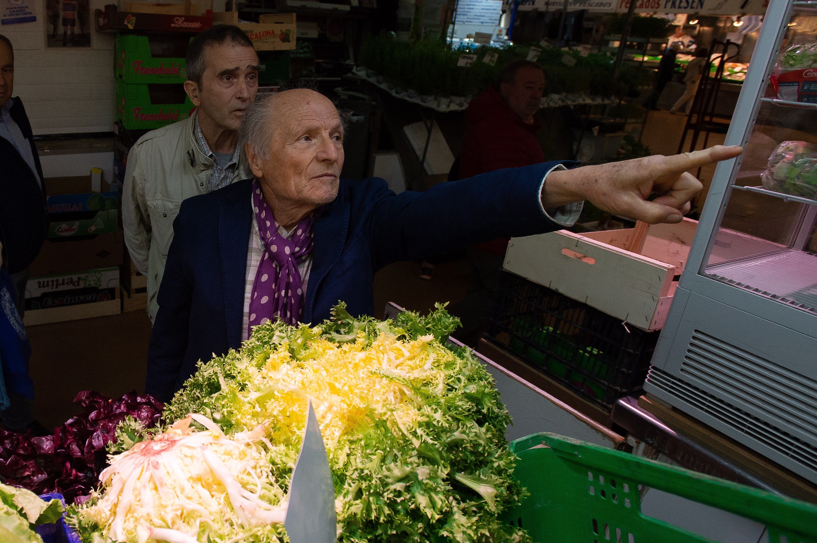 El pintor Antonio López junto al artista navarro Juan José Aquerreta visitan el mercado de Pamplona. / efe