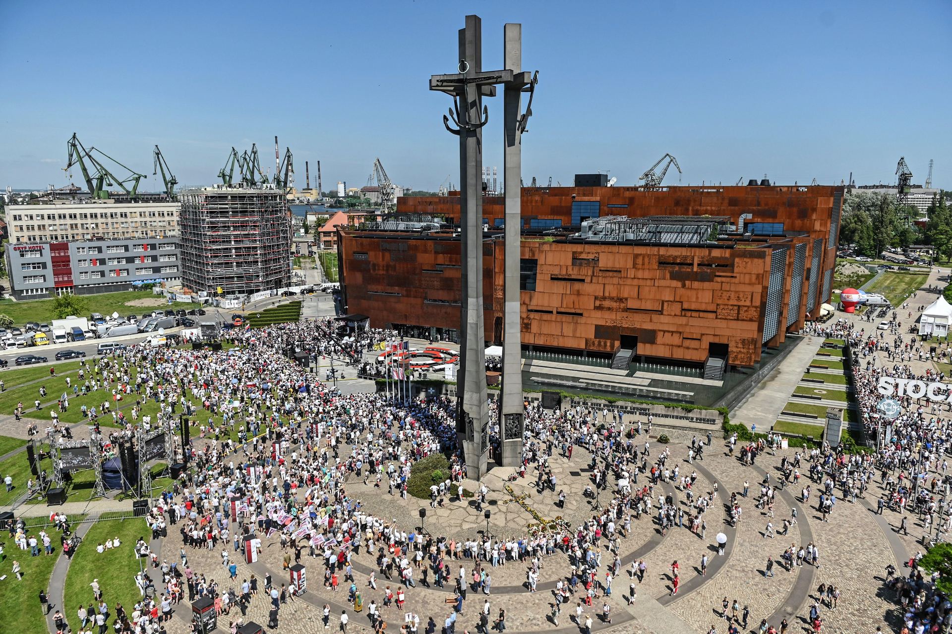 Monumento a los trabajadores del astillero caídos en 1970, en Gdansk. / efe
