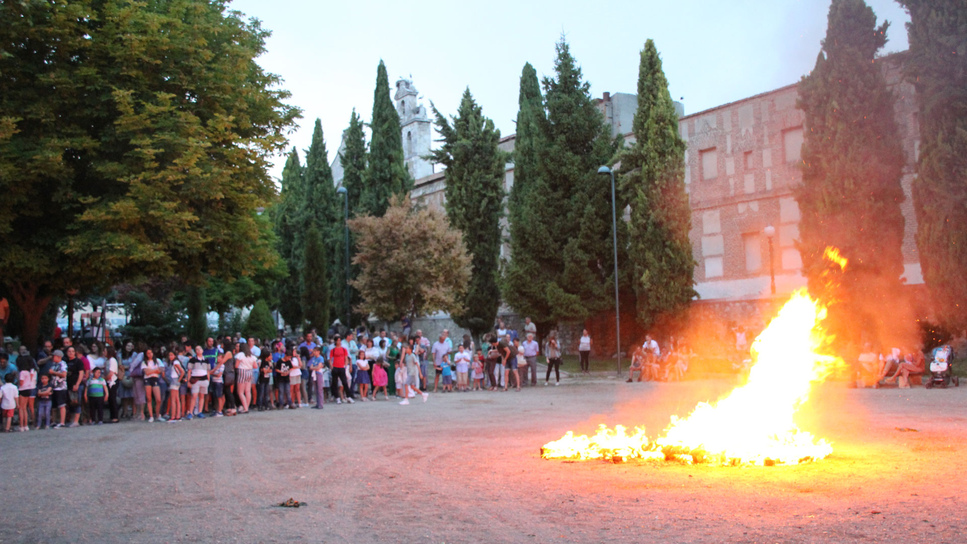 La hoguera se celebró en la Huerta de la Alegría, en la parte baja de Los Paseos de San Francisco./ c. n
