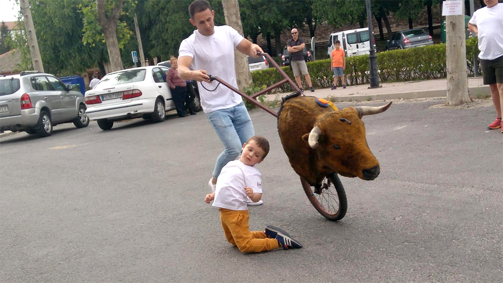 Un niño hace un recorte al toro. / El Adelantado