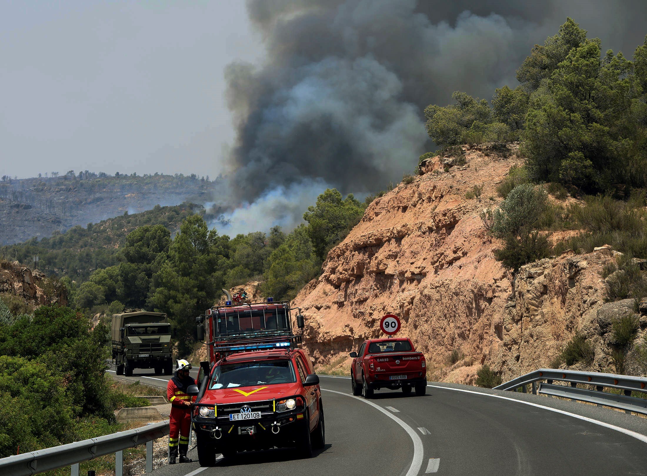 Varios bomberos acuden al lugar del incendio en Tarragona. / efe