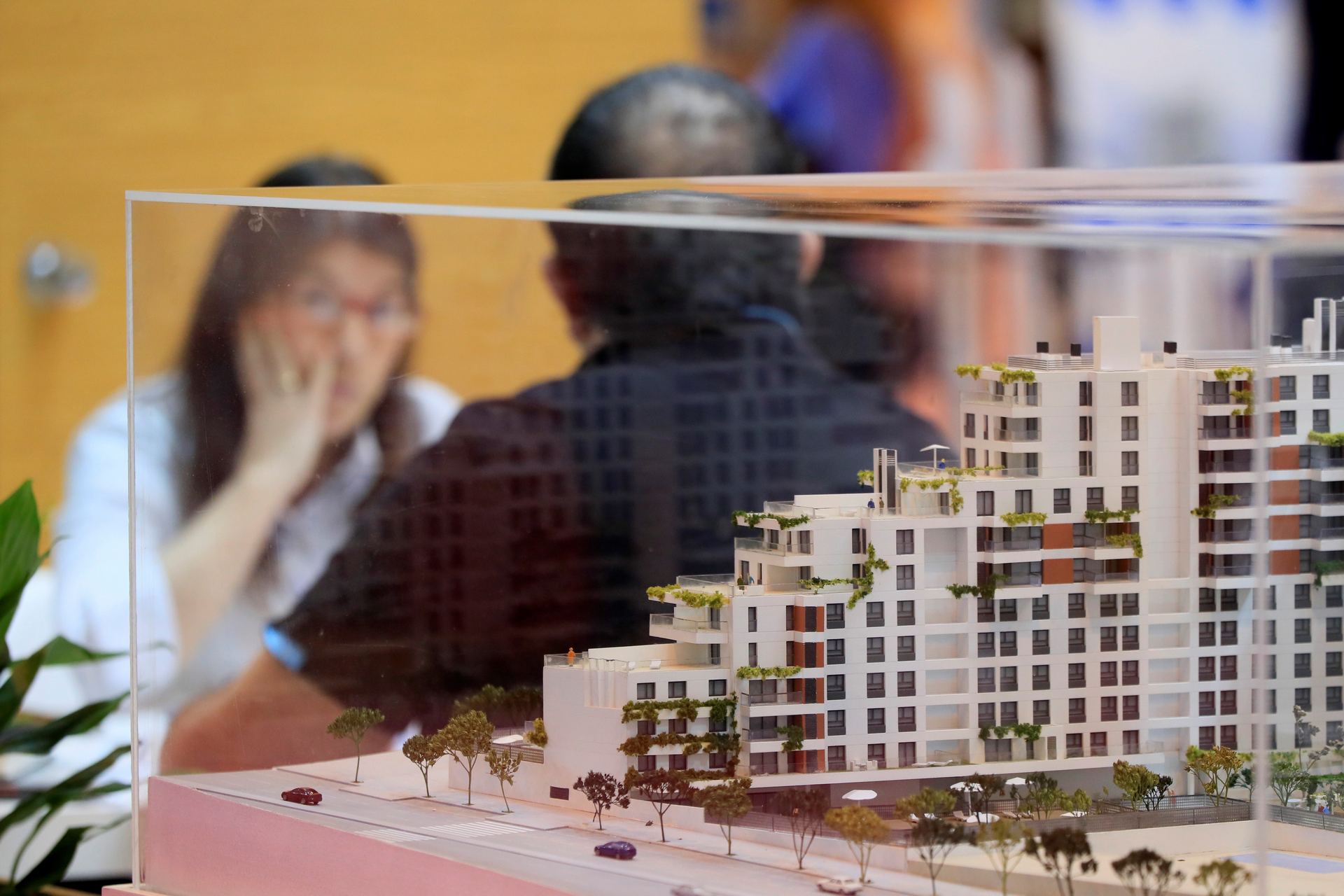 Vista de un estand del Salón Inmobiliario celebrado en Madrid en mayo. / EFE