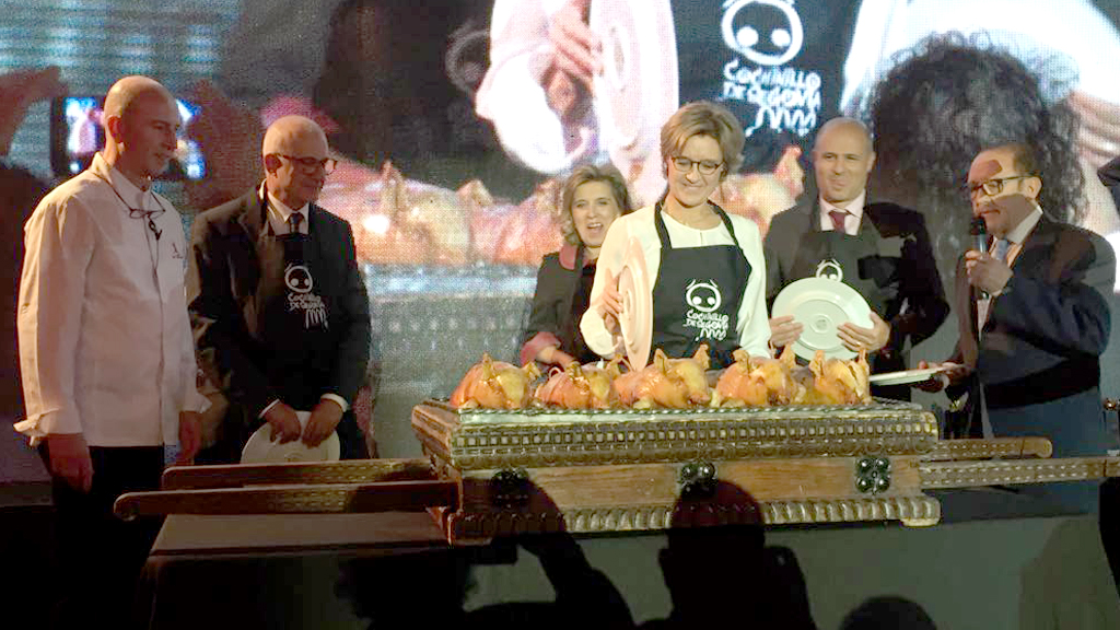 Gala de los premios Porc D´Or celebrada en Segovia hace dos años, con la presencia de la ministra García Tejerina. / el adelantado