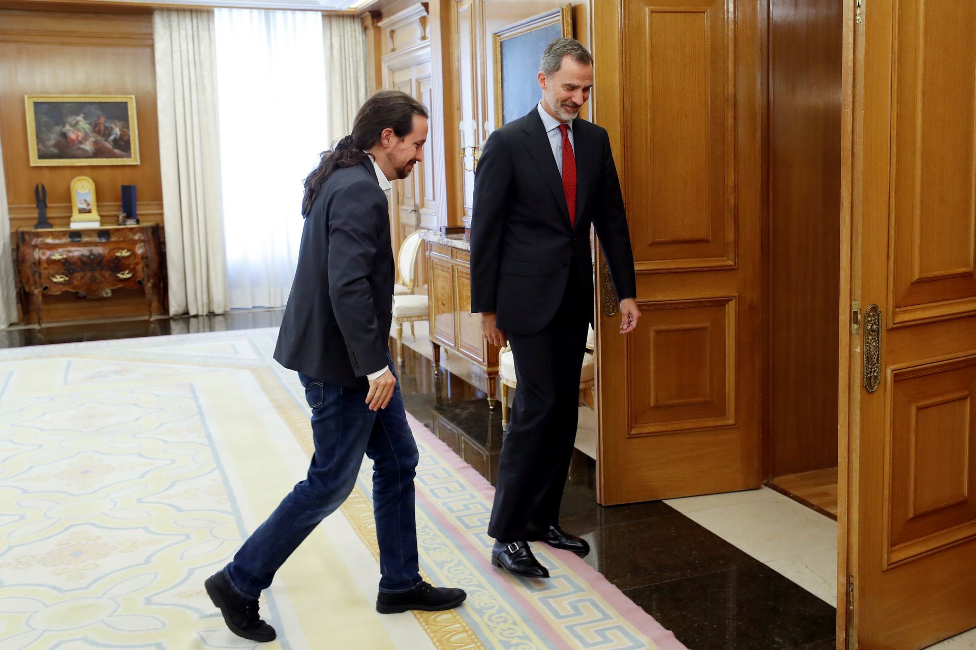 El rey Felipe VI saluda al líder de Podemos, Pablo Iglesias en la ronda de consultas con los dirigentes de los partidos. / efe