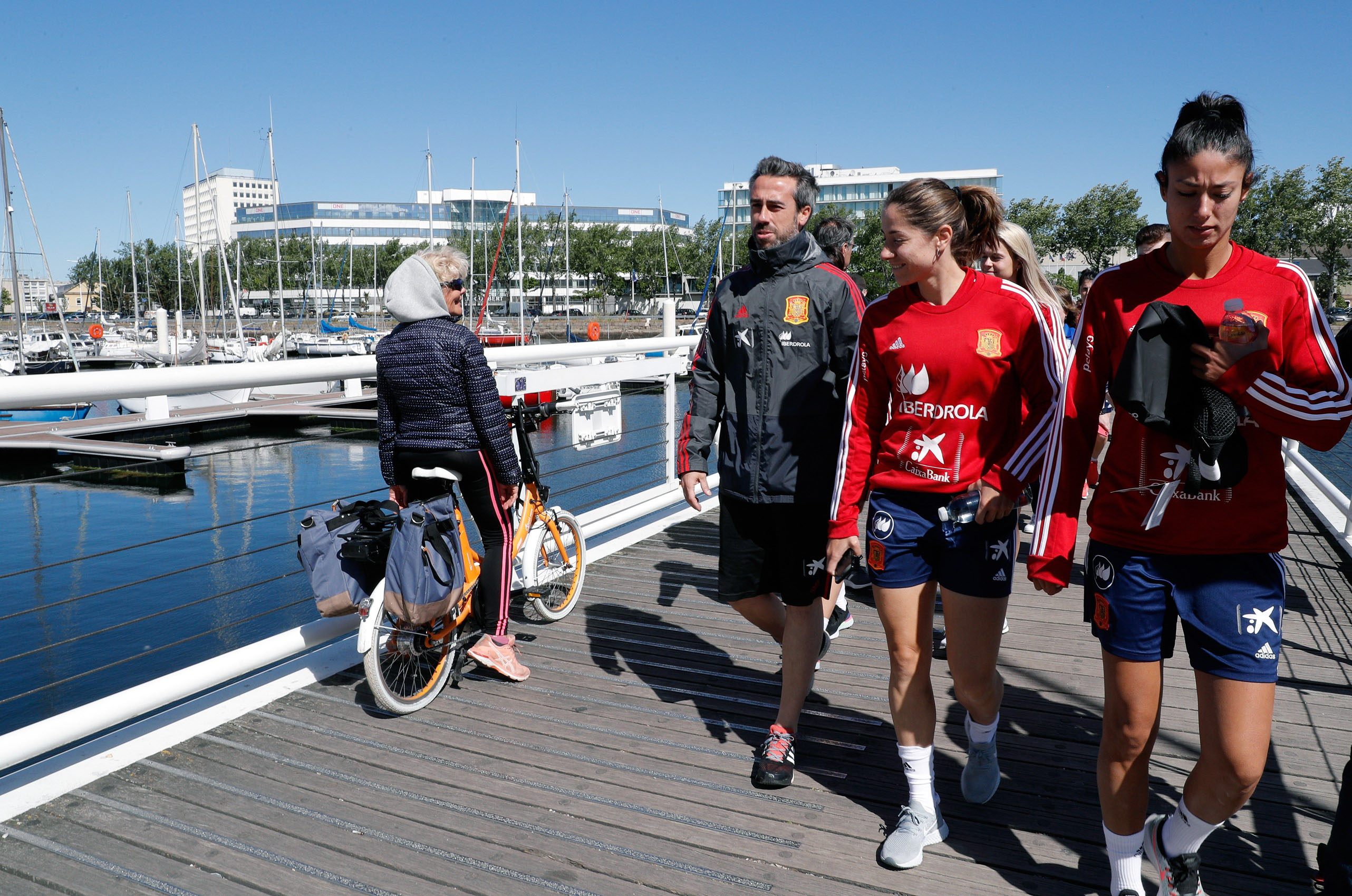 El entrenador de la selección española, Jorge Vilda (i) junto a las jugadoras, Vicky Losada (c) y Leila Ouahabi. / EFE