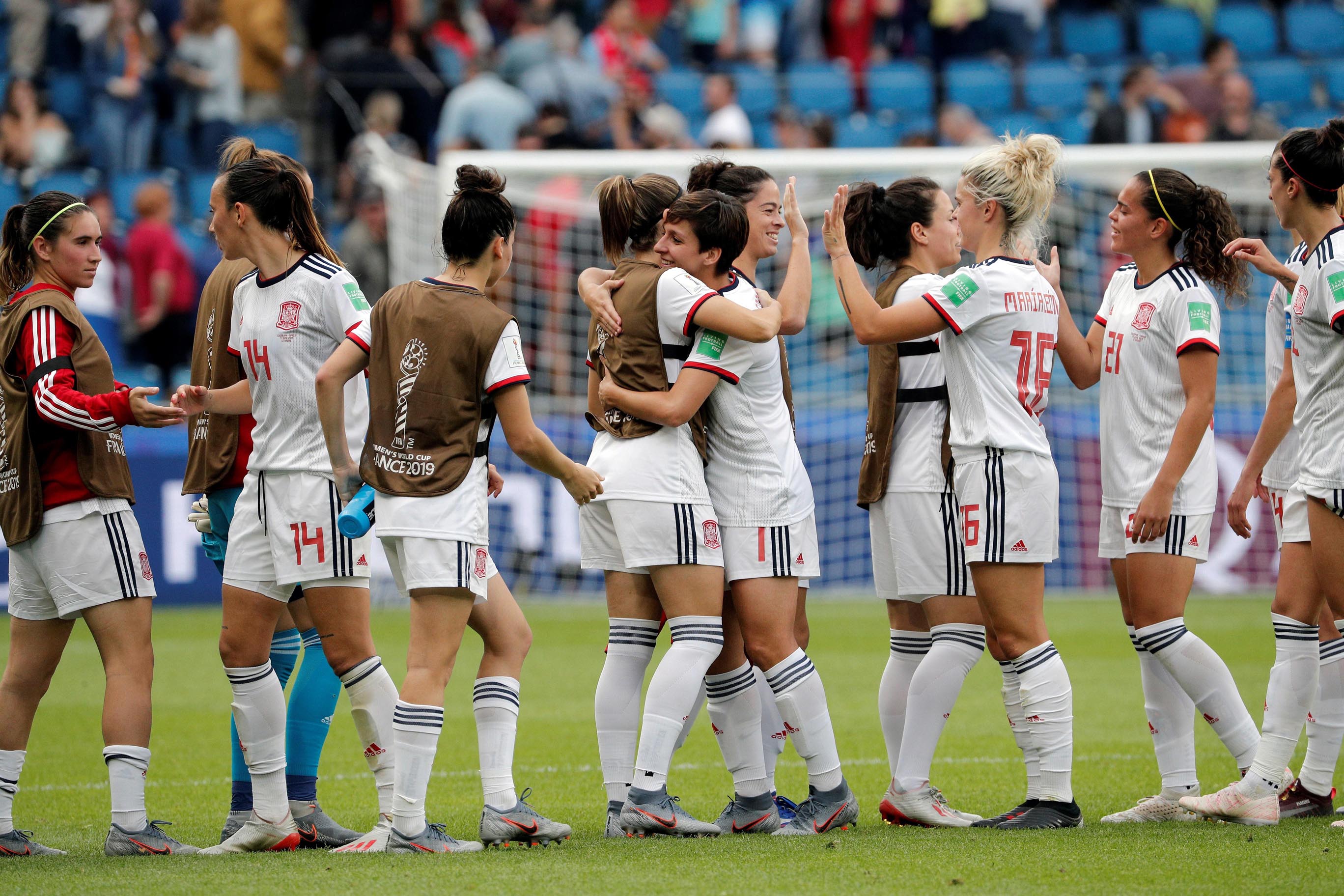 España da un gran paso más 1 Las jugadoras de la Selección Española celebran la histórica clasificación a octavos de final de un Mundial. / EFE