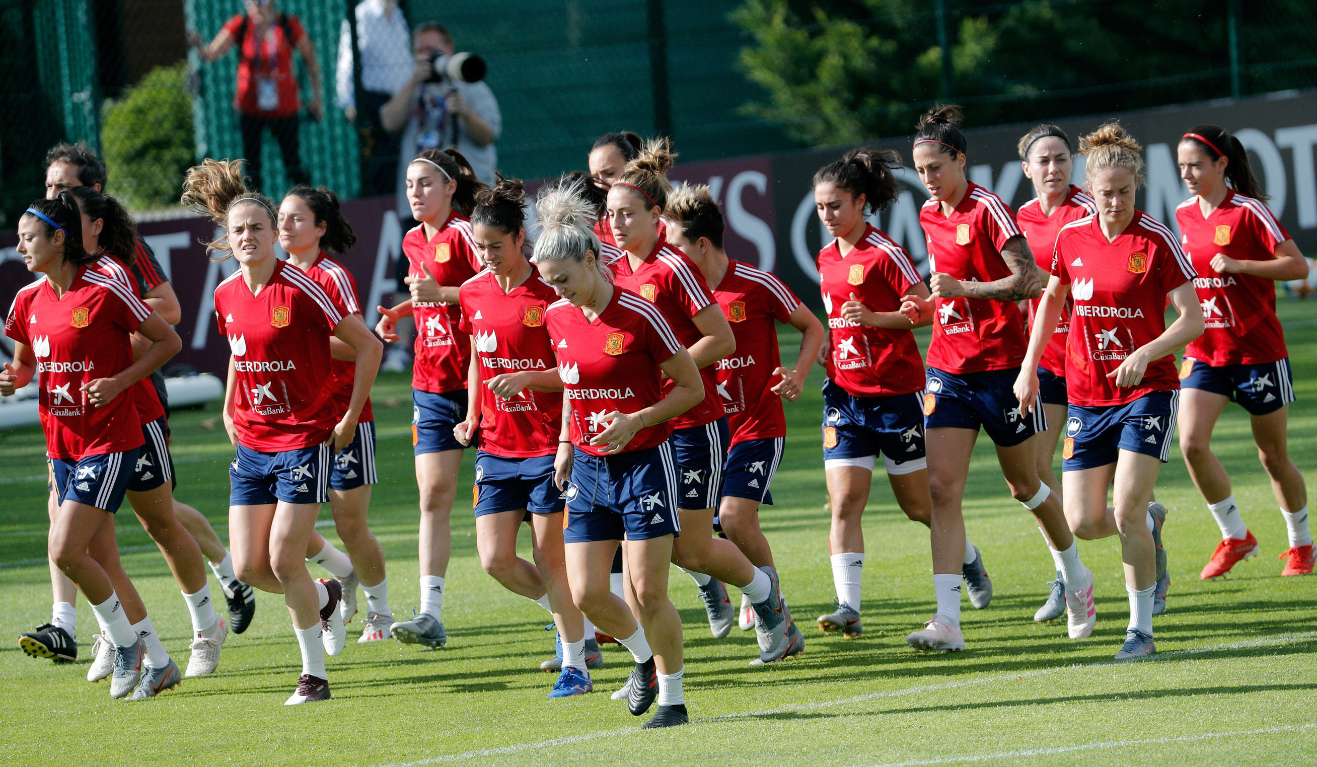 Un gigante para España 1 Las jugadoras de la Selección Española, en un entrenamiento en Reims preparatorio para el partido de esta tarde de octavos de final del Mundial ante Estados Unidos. / EFE
