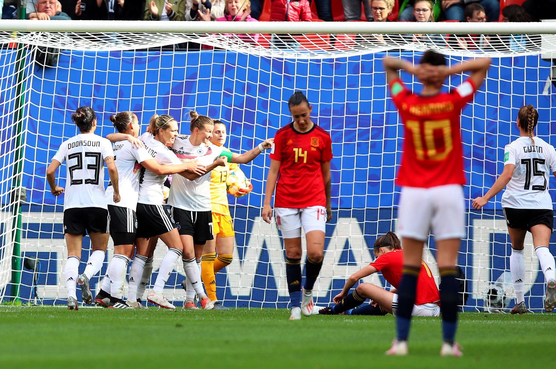 Las jugadoras alemanas celebran tras marcar el 1-0 durante el encuentro entre Alemania y España. / efe