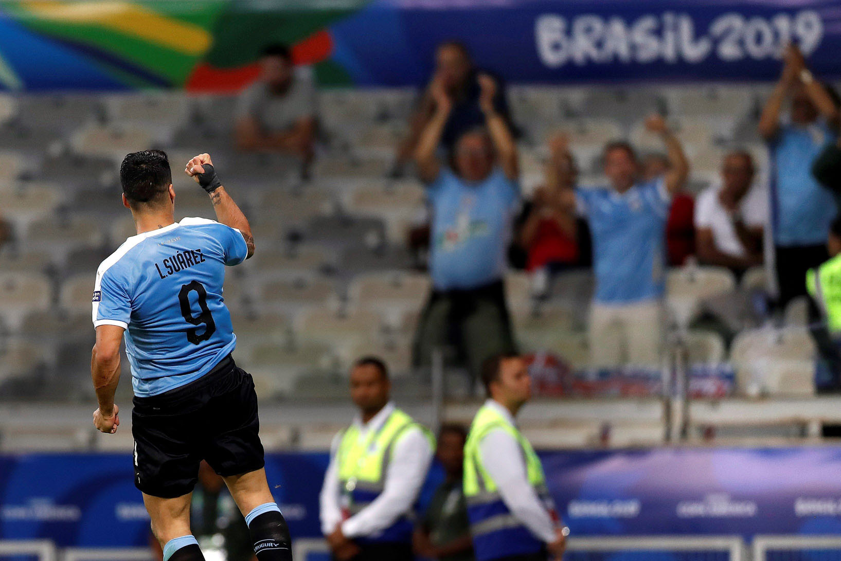 Luis Suárez celebra un gol de Uruguay ante una grada semivacía de aficionados. / EFE