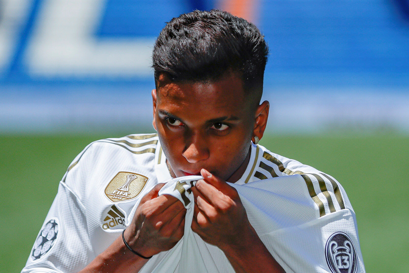 Rodrygo: “Tendré paciencia, las cosas saldrán de forma natural” 1 El delantero brasileño Rodrygo Goes besa el escudo del Real Madrid durante su presentación. / EFE