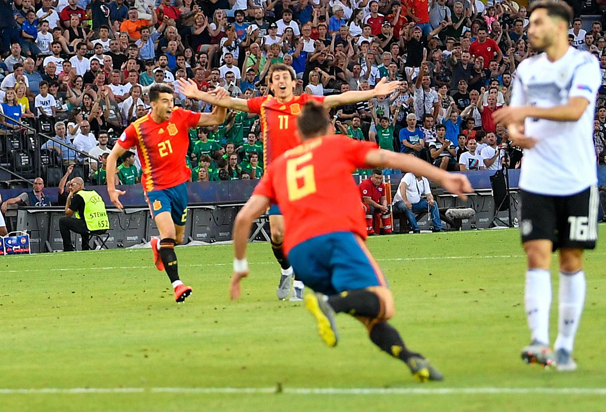 Fabián celebra el gol que puso a España por delante del marcador en la final que enfrentó a España contra Alemania.