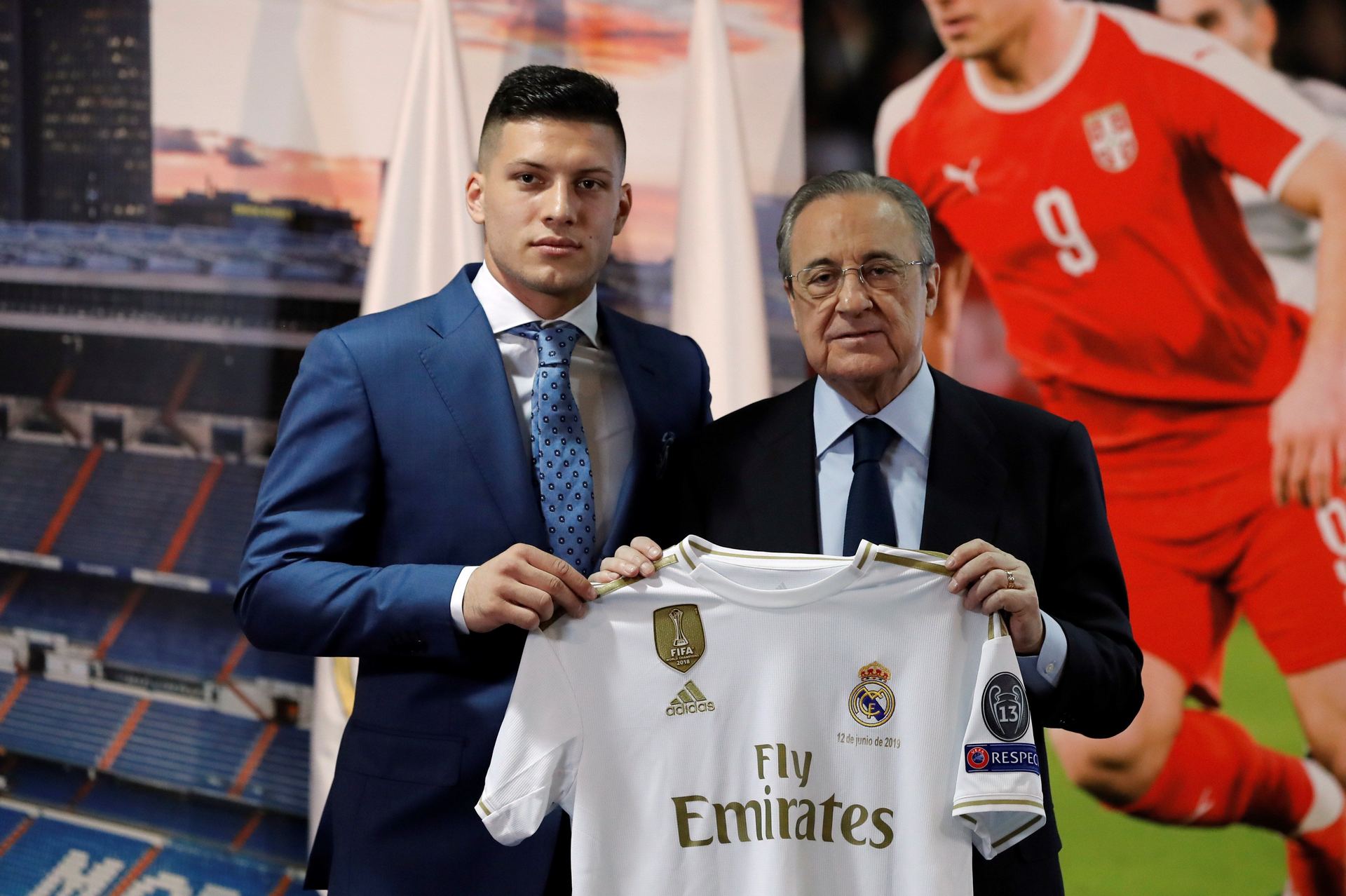 El delantero serbio Luka Jovic durante su presentación con Florentino Pérez en el Palco de Honor del Bernabéu.