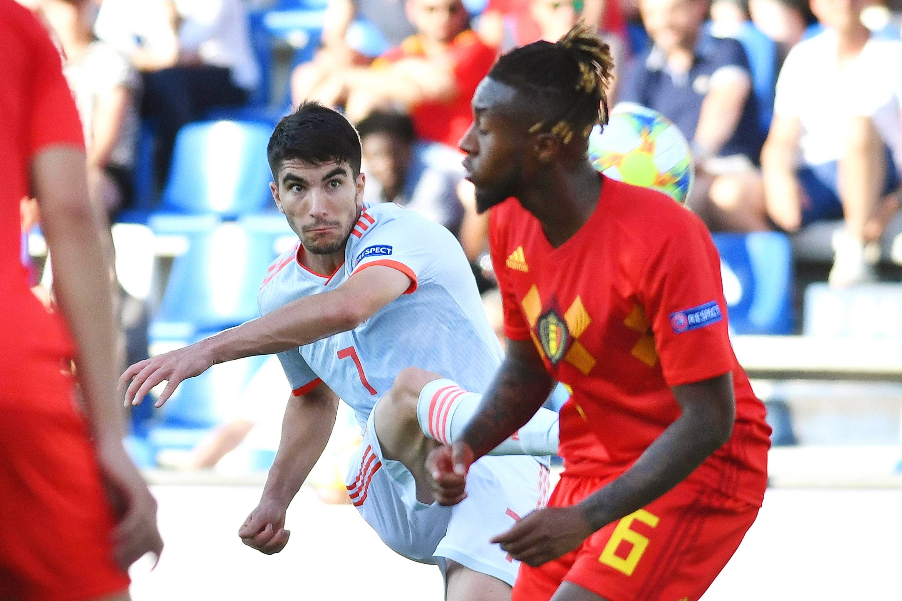 Fornals mantiene a España con vida 1 El centrocampista español Carlos Soler (c) disputa un balón con Bastien. / EFE