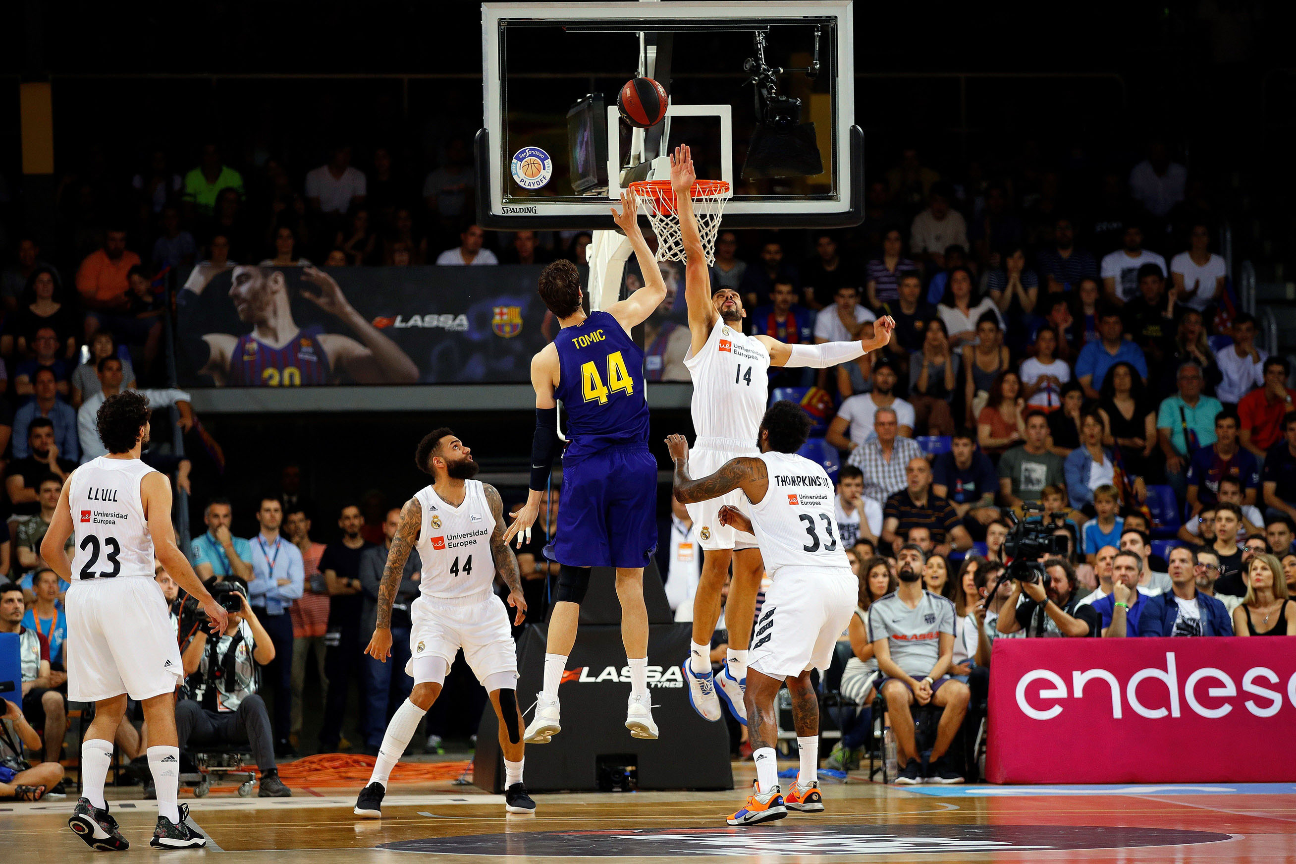 Gustavo Ayón defiende el tiro de un Ante Tomic rodeado de jugadores del Real Madrid. / EFE