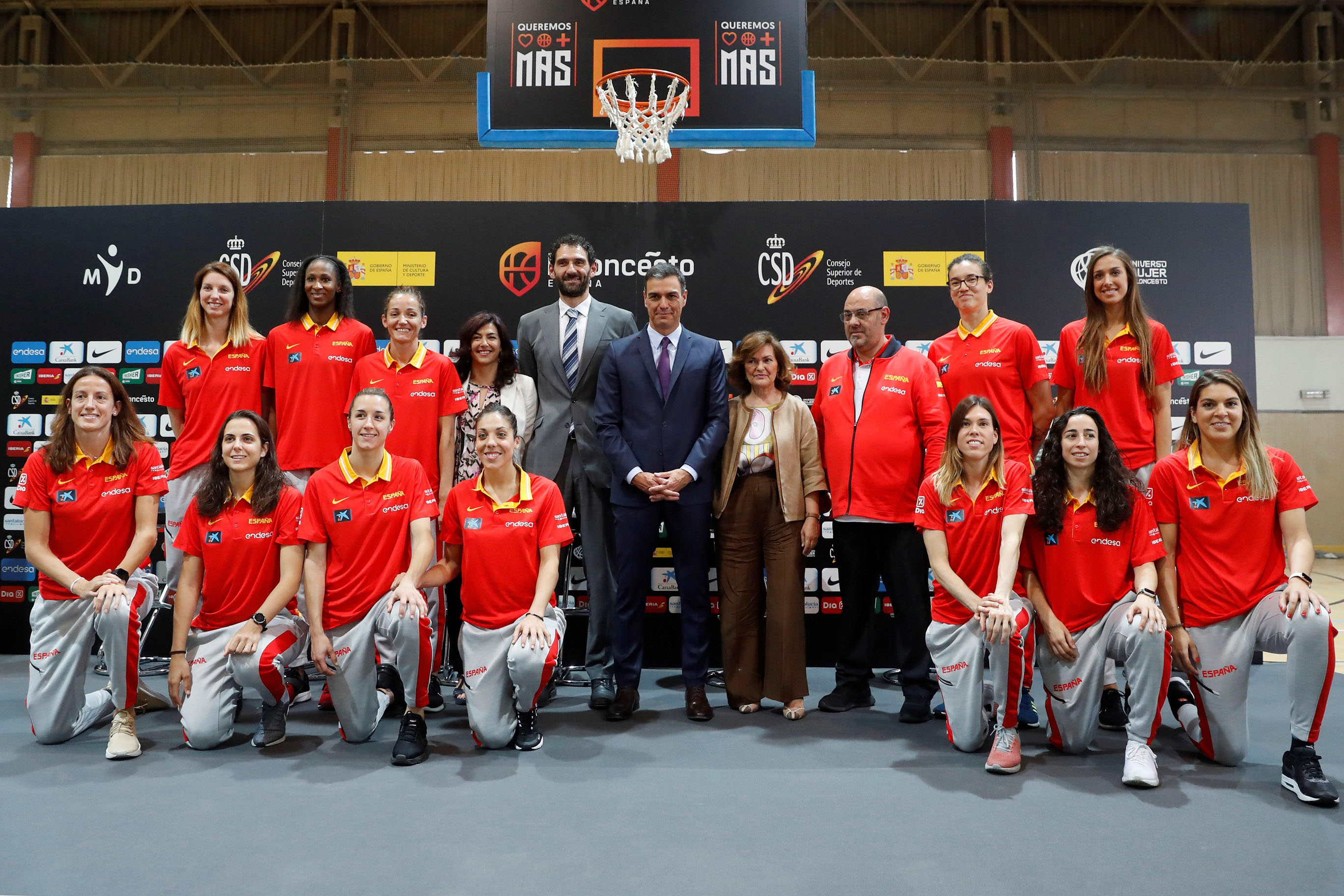 Las jugadoras de la Selección Española fueron despedidas por Pedro Sánchez antes de iniciar el Europeo. / EFE