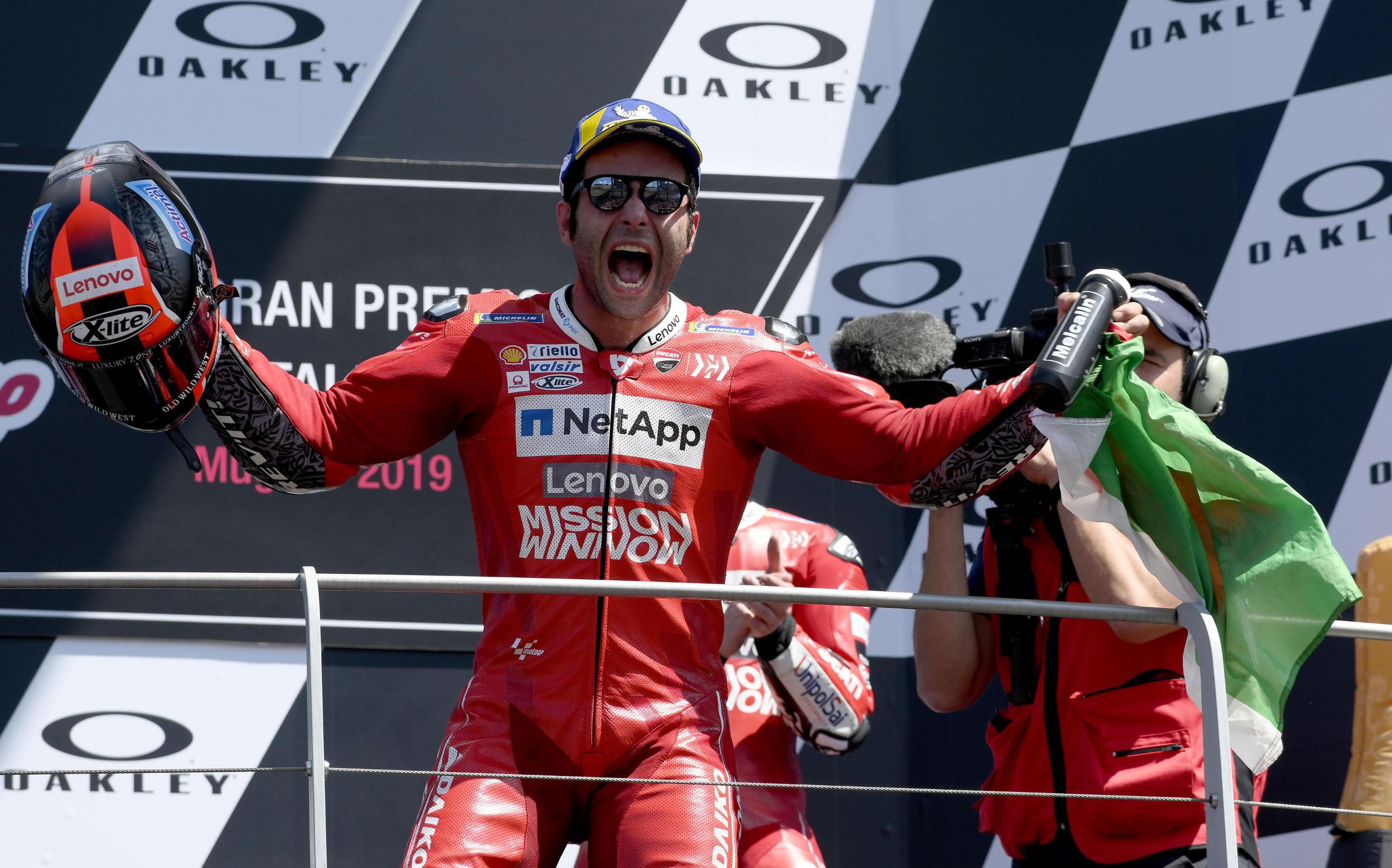 El italiano Danilo Petrucci celebra su victoria en Mugello, el primero de su carrera en MotoGP. / EFE