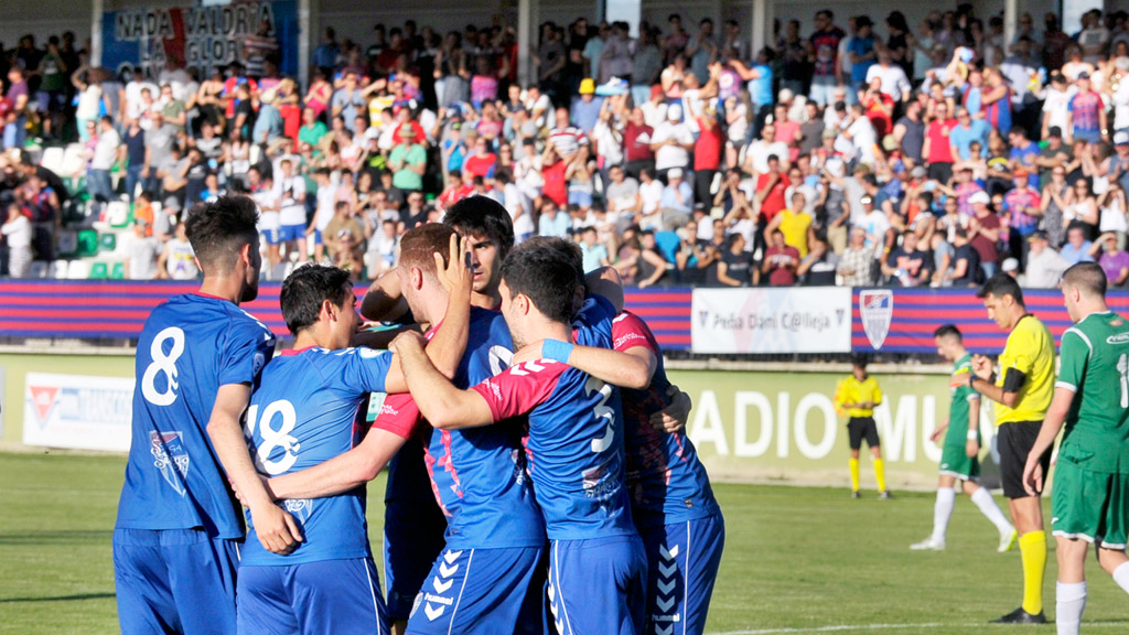 Los jugadores de la Segoviana hacen piña felicitando a Agus Alonso después de que éste culminara con su gol el 3-0 que dejó sentenciada la eliminatoria ante el Churra ante las más de dos mil personas que llenaron las gradas del estadio de La Albuera. / KAMARERO