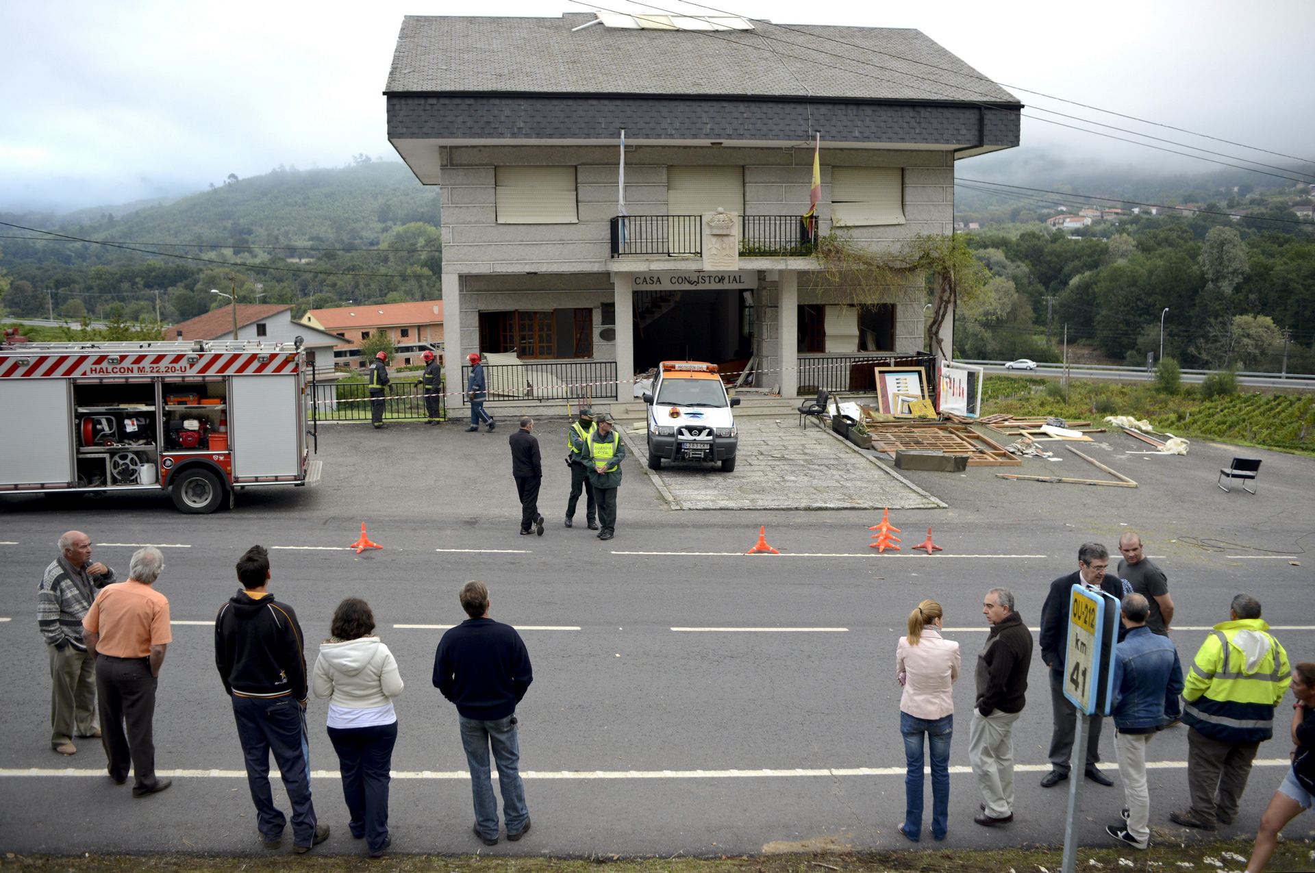 Imagen de archivo del ayuntamiento de Baralla, en Lugo, tras la explosión de un artefacto el 1 de octubre de 2014.