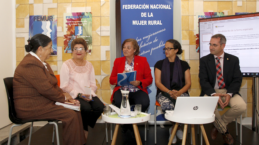 De izquierda a derecha, Luz Haro, Anayansi Pérez, Elena García Gil, Magali Costa y Jaime Pérez, durante el coloquio del encuentro./ NEREA LLORENTE