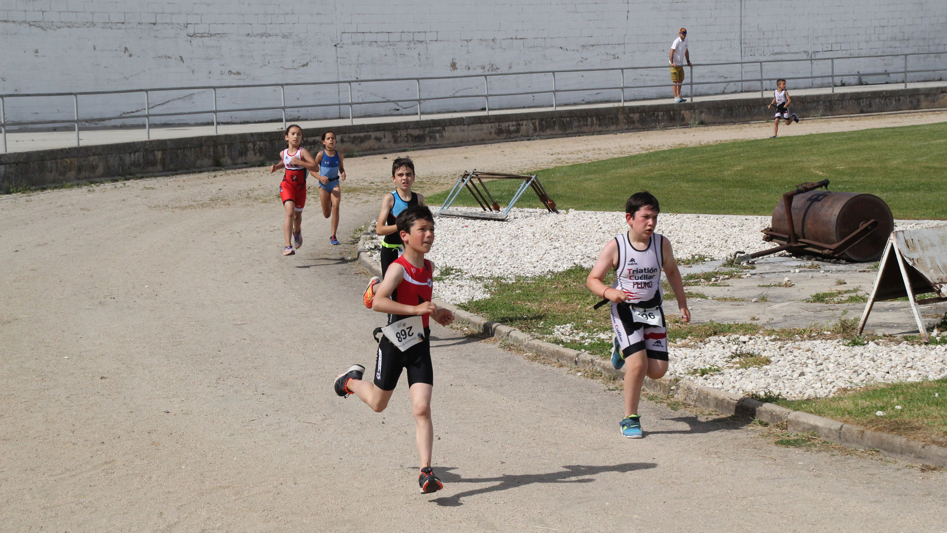 Competidores del Triatlón Escolar de Cuéllar 2019./ c. n
