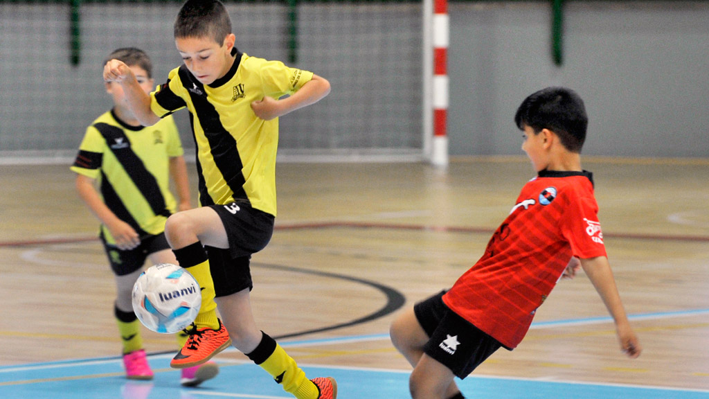 Un jugador del CD Sierra de la Mujer Muerta se lleva antepone a un componente del CD Segosala. / KAMARERO
