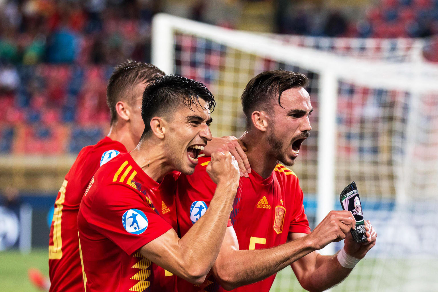 Fabián Ruiz (dcha) celebra con sus compañeros el tercer gol de España ante Polonia. / EFE
