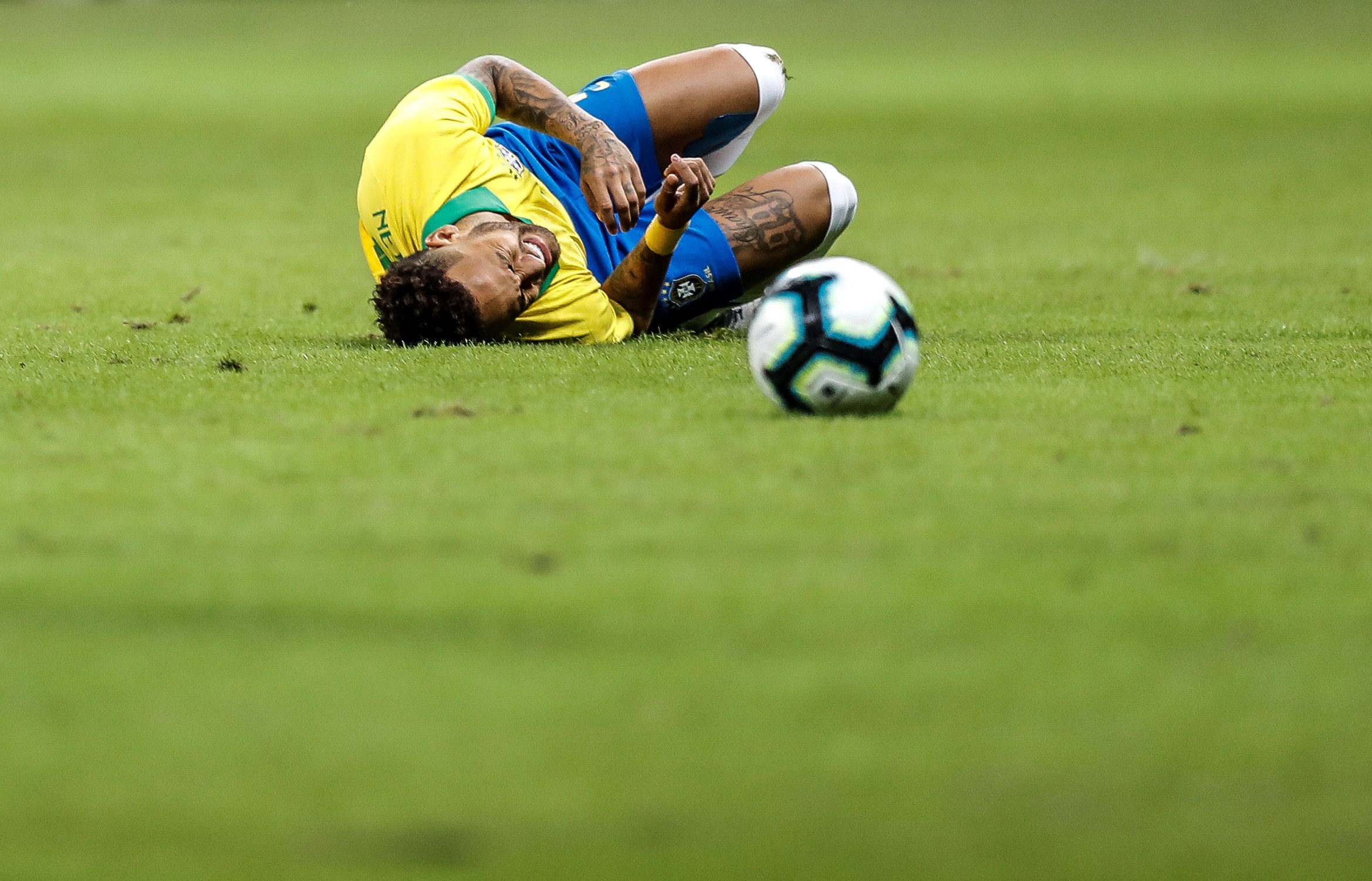 Neymar se duele después de torcerse el tobillo en el amistoso ante Catar. / EFE