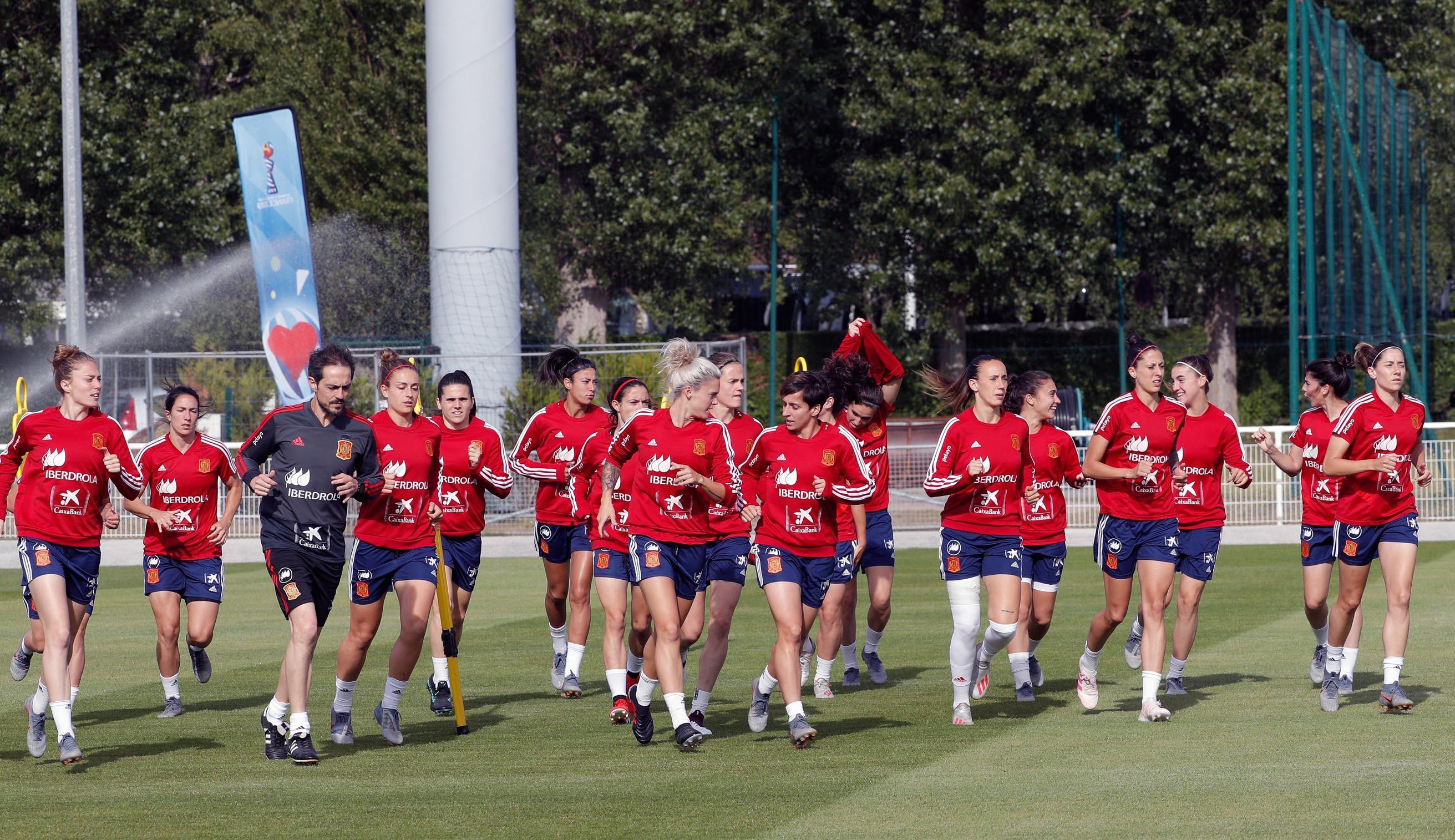 Las jugadoras de la Selección Española, en un entrenamiento previo al debut mundialista ante Sudáfrica, a priori el rival más asequible del grupo. / EFE