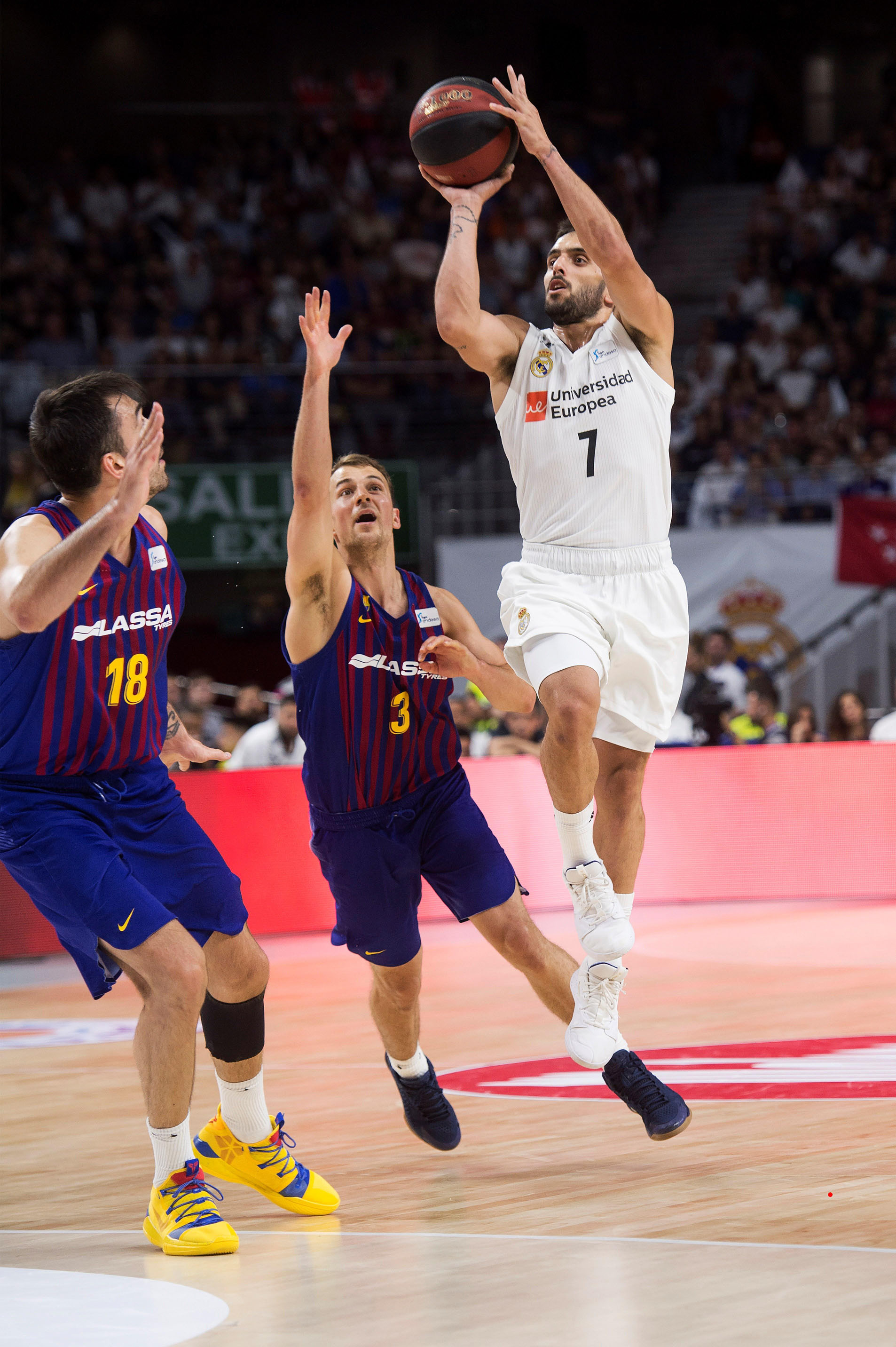 Facundo Campazzo, el mejor del Real Madrid ayer, lanza a canasta. / EFE