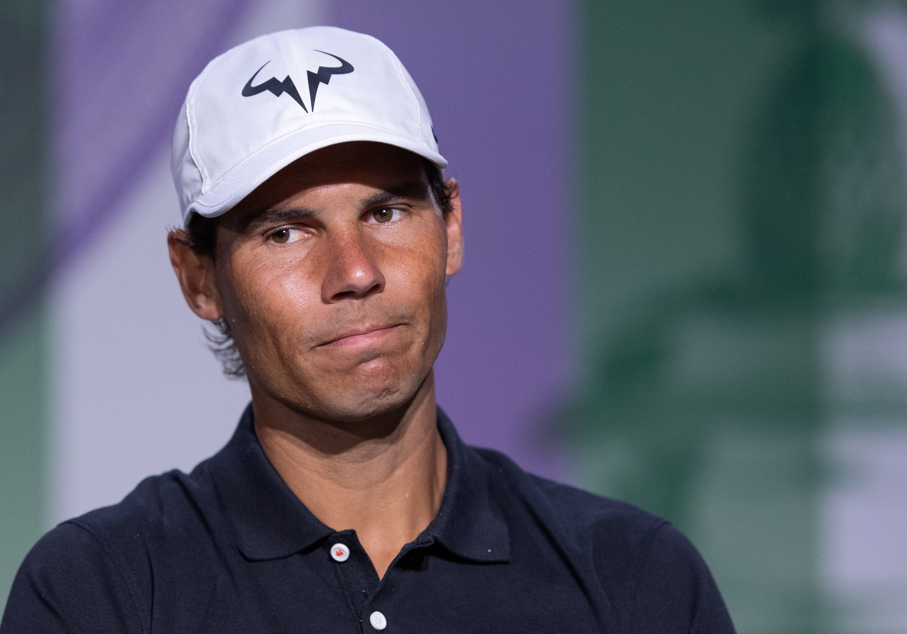 El tenista español Rafael Nadal atiende a los medios en la sala de prensa del All England Club. / EFE