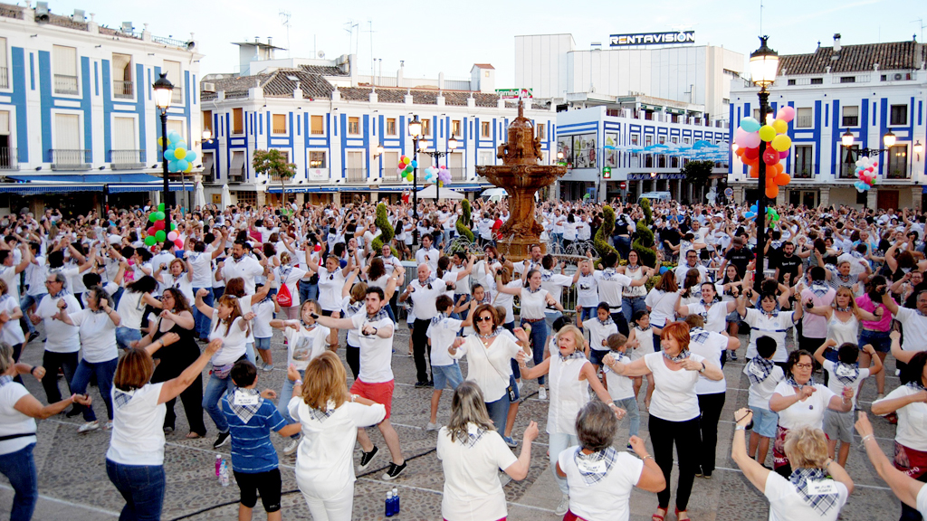 Valdepeñas quiere el Guinness 1 Un momento en la Plaza de España de Valdepeñas en el que los participantes estaban bailando la jota "A la mancha, manchega" / EFE/ Elisa Laderas