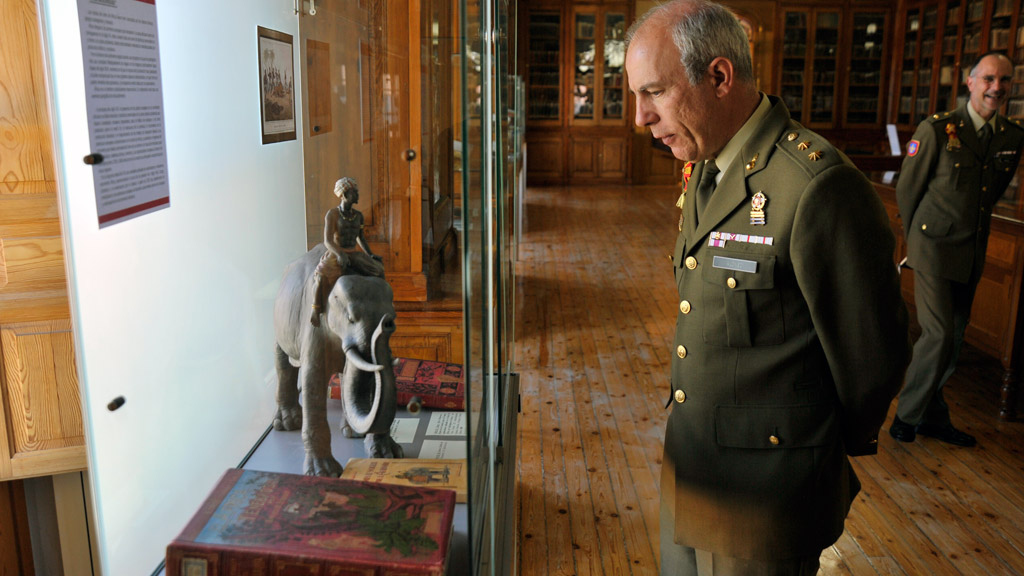 Las vitrinas muestran una selección de relatos de viajes de exploradores y viajeros, así como objetos relacionados. / Kamarero