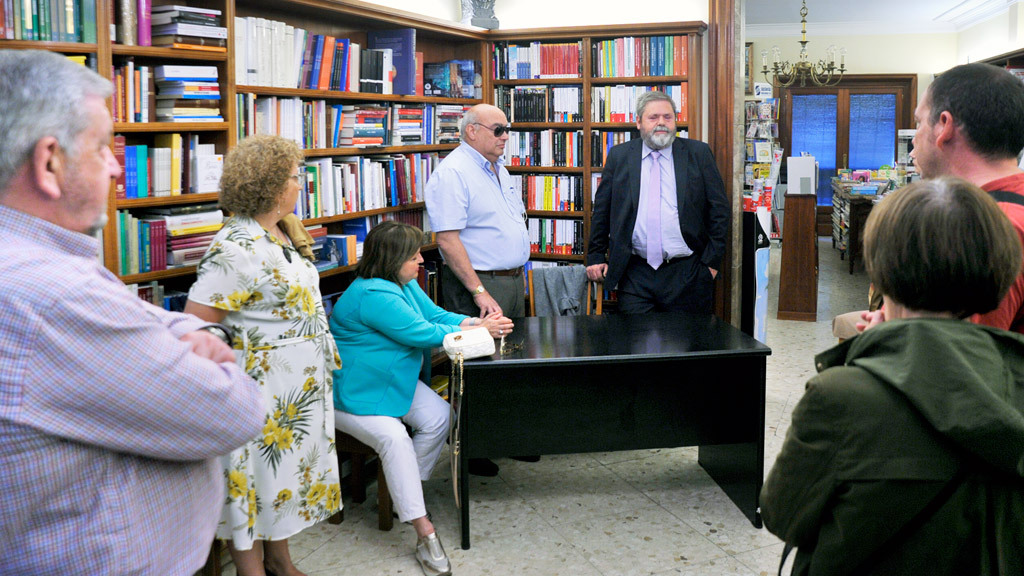 Un momento durante la firma del libro ‘Lo que hay que ver’, escrito por Miguel Durán, que tuvo lugar en la Librería Cervantes de Segovia. / kamarero