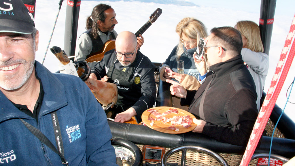 Por primera vez se ofrece un vuelo en globo aerostático sobre Segovia degustando el mejor jamón de bellota del mundo, con champagne y música en directo. / F. D.