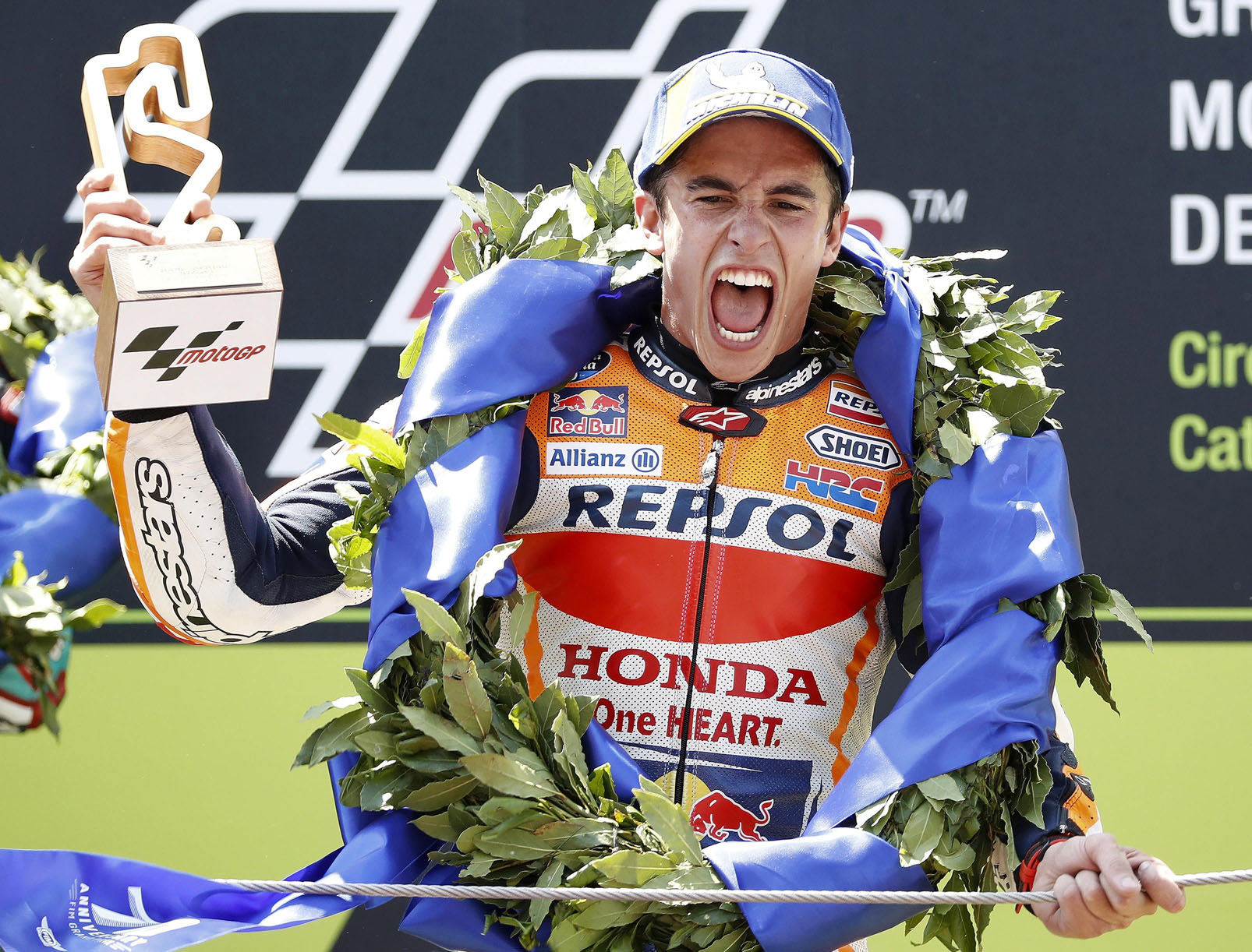 Marc Márquez celebra su victoria en Montmeló, tras la que saca 37 puntos en el Mundial a Andrea Dovizioso. / EFE