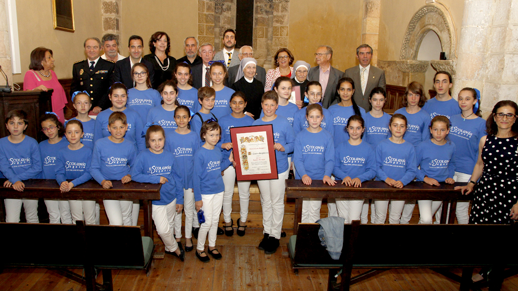 Foto de familia de los premiados con algunos de los directivos del Centro Segoviano de Madrid, incluyendo a los niños de la Escolanía de Segovia y a su directora María Luisa Martín. / Nerea Llorente