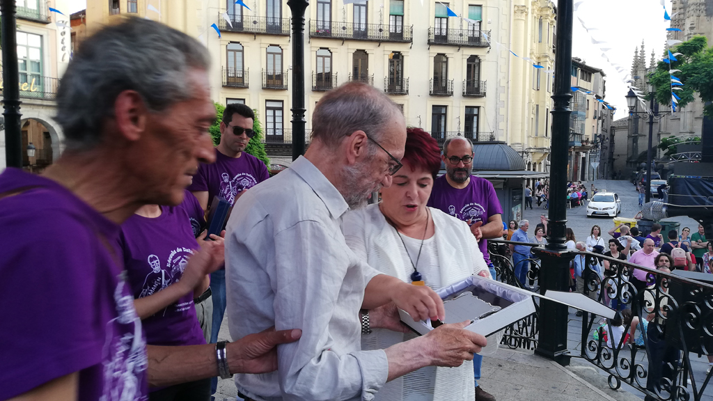 La alcaldesa, Clara Luquero, entrega a Mariano San Romualdo 'Manín' una placa en nombre de la ciudad. / E. A.