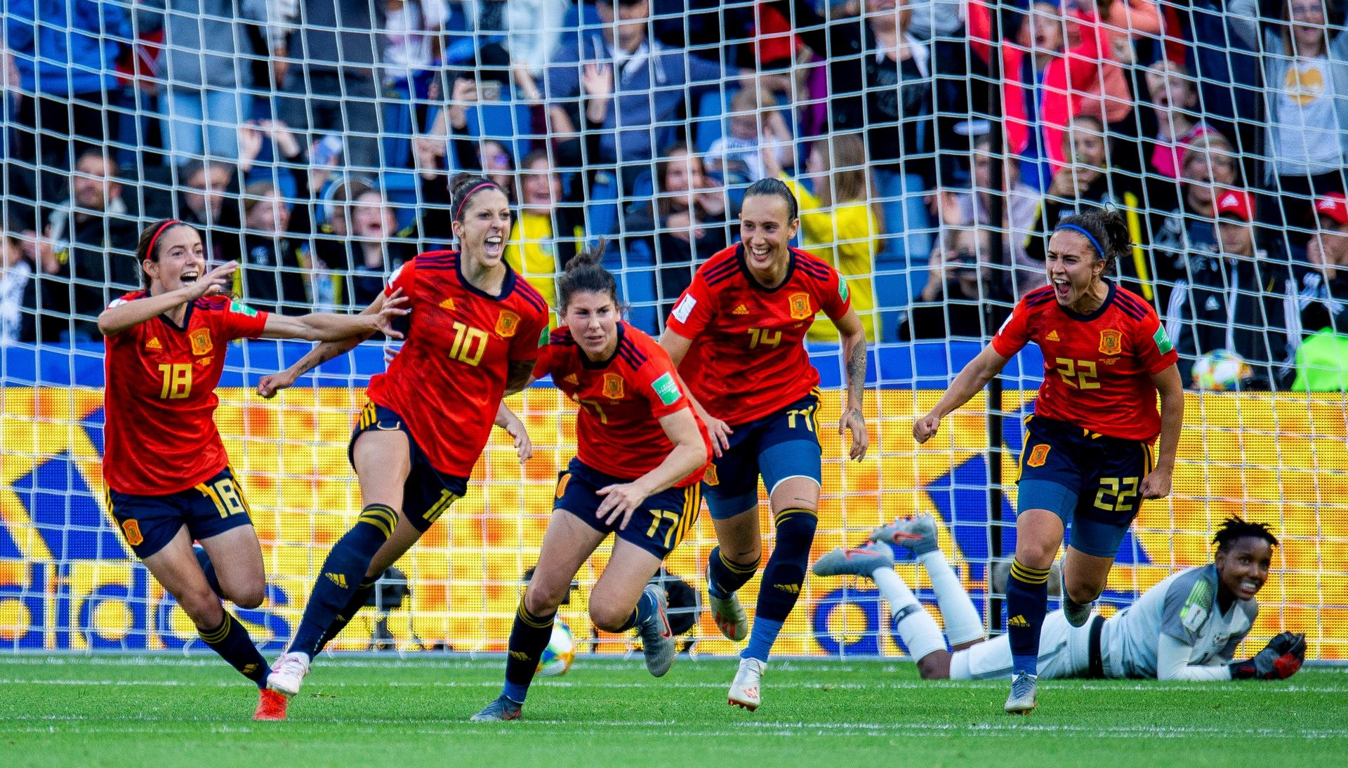 Las jugadoras de la selección española celebran un gol contra la de Sudáfrica en la Copa del Mundo de Fútbol. / EFE