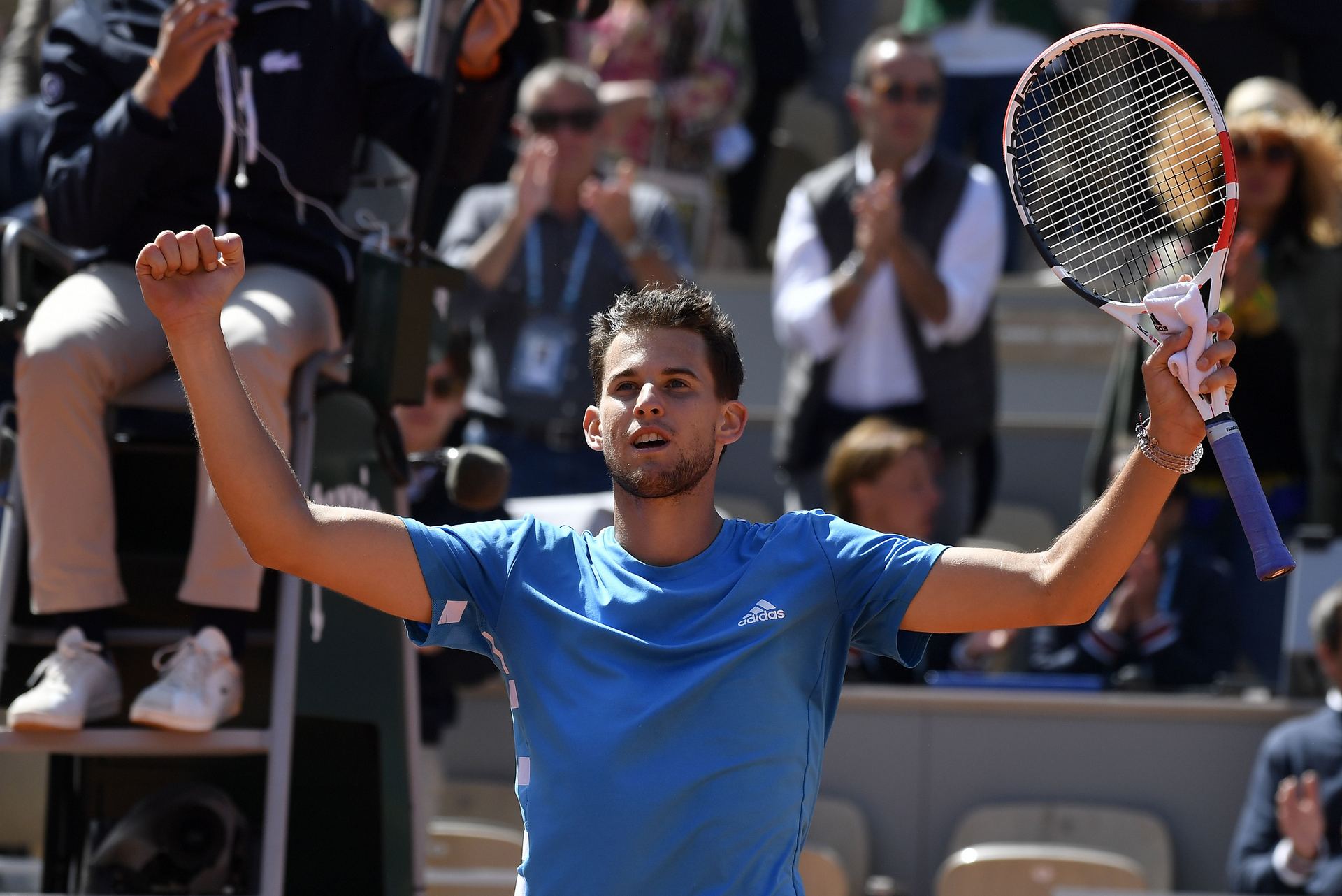 El tenista austriaco Dominic Thiem celebra la victoria en las semifianles del torneo de Roland Garros. / EFE