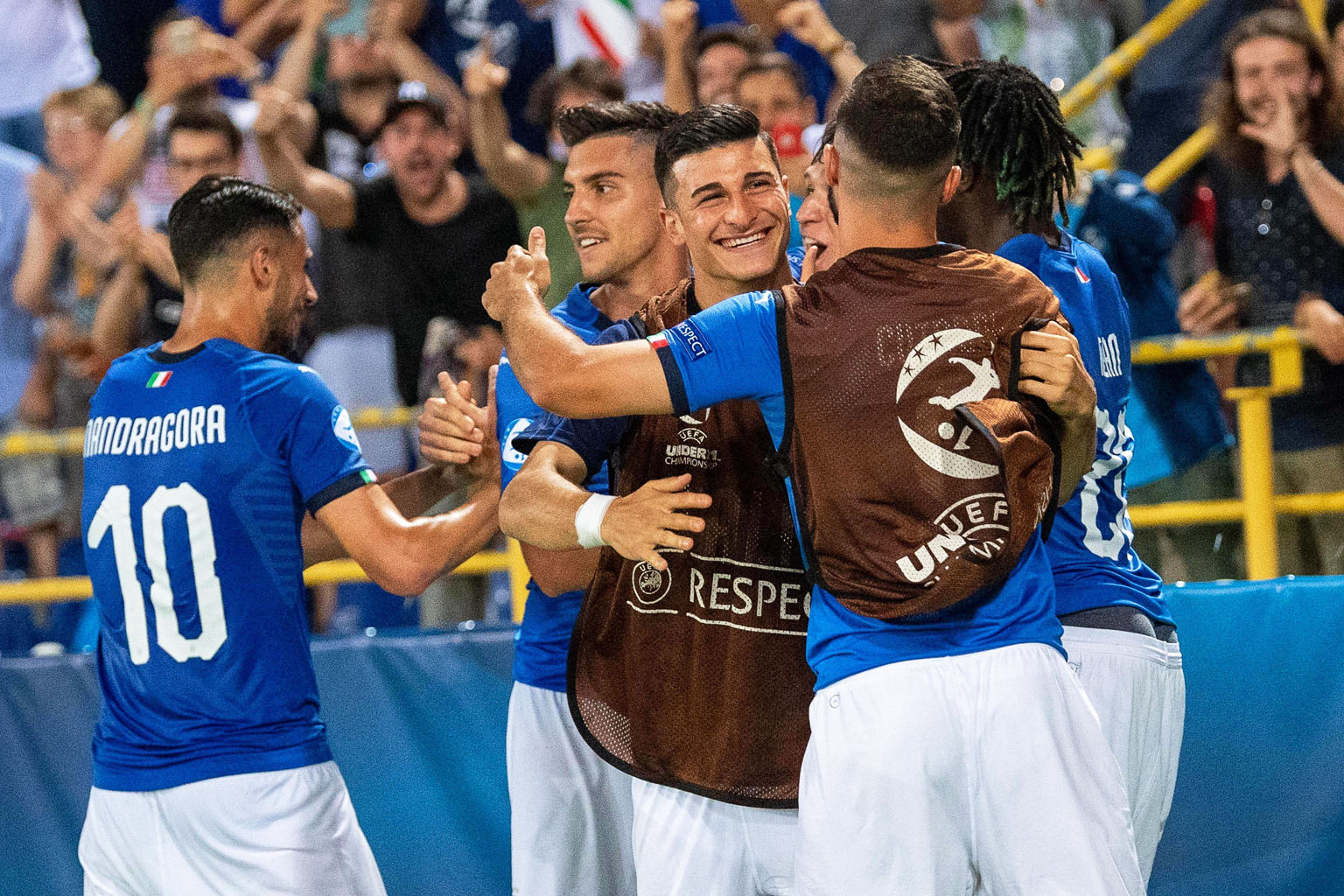 La anfitriona manda el primer aviso a España 1 Los jugadores italianos celebran el primer gol de Chiesa. / EFE