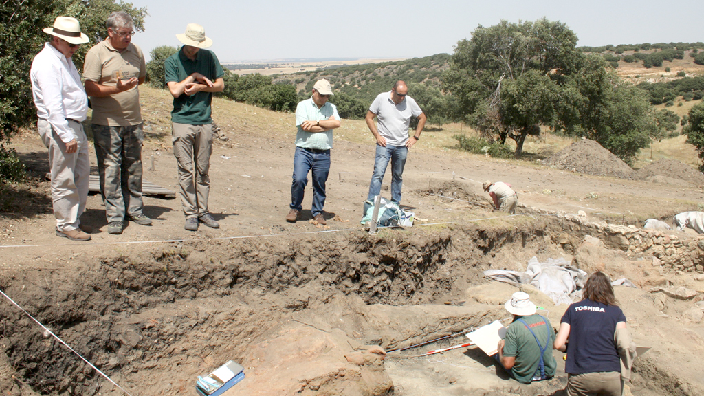 Visita del delegado de la Junta al yacimiento del Cerro de Los Almadenes el pasado año. / E. A.
