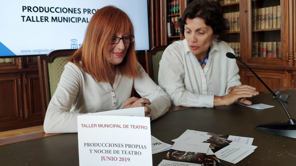 La directora del Taller Municipal de Teatro, Maite Hernangómez, junto a la concejala de  Cultura, Marifé Santiago. / E. A.