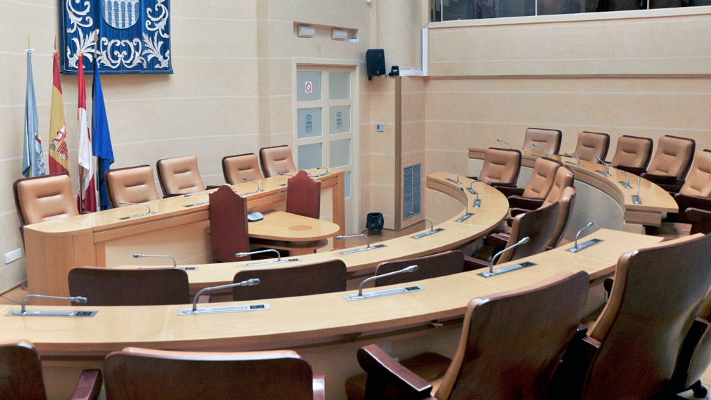 Izquierda Unida sentará dos concejales en este Salón de Plenos del Ayuntamiento de Segovia con 25 sillas. / Kamarero
